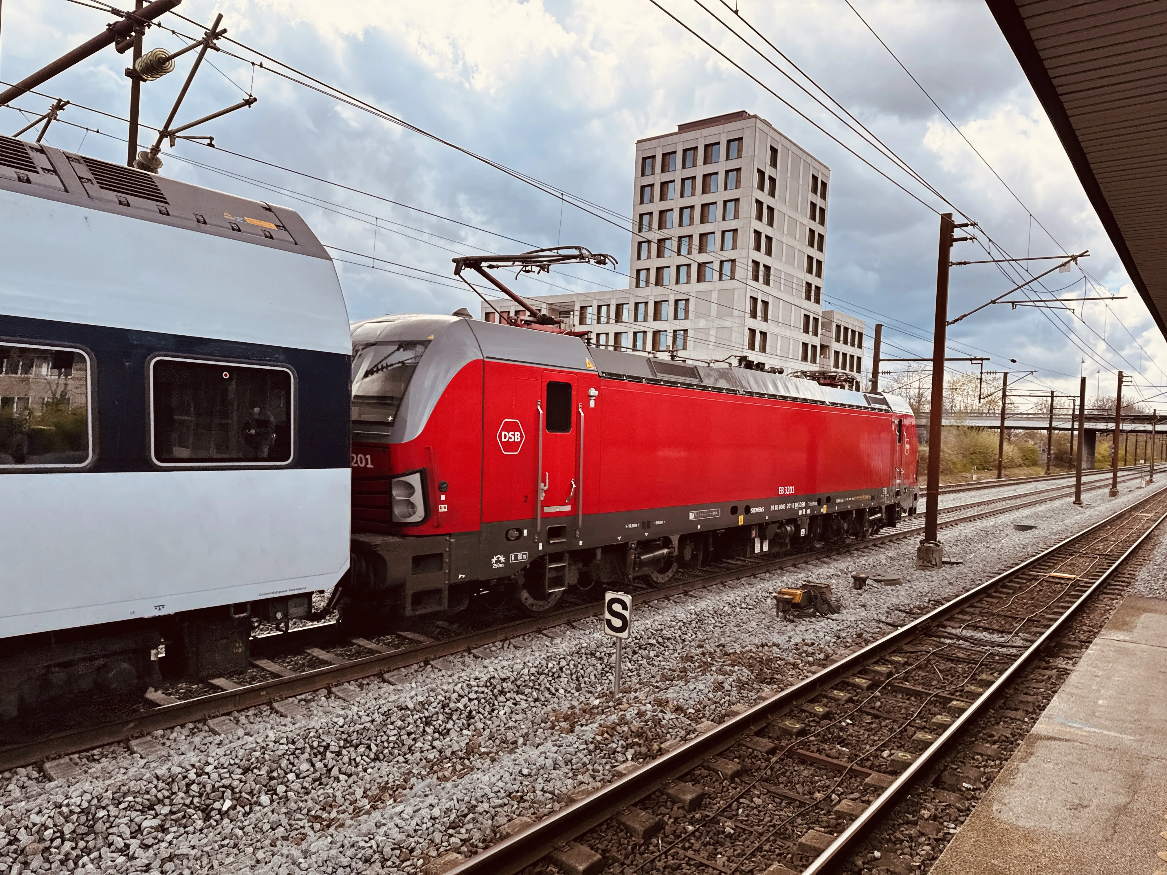 Billede af DSB EB 3201 fotograferet ud for Albertslund S-togstrinbræt.