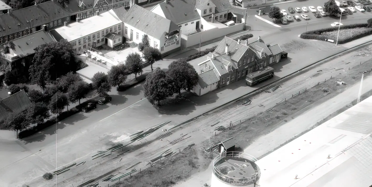 Luftfoto af Nexø station taget medens den sidste del af sporet er ved at blive taget op.