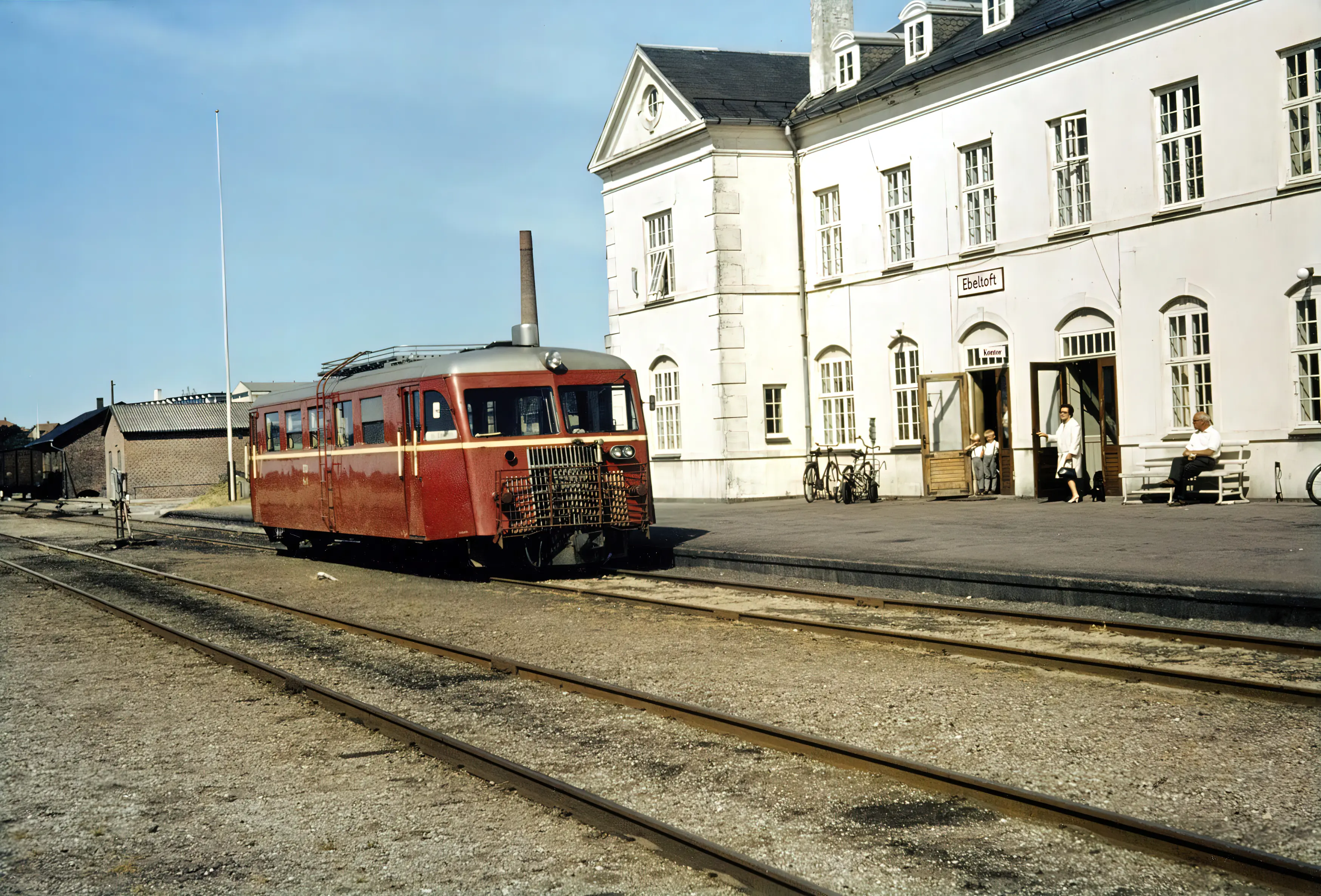 Dette bildet av Ebeltoft station, fotograferte jeg sommeren 1967. Jeg synes det er trist at denne fine bygningen senere ble revet. Alf Steinar Grønvold.
