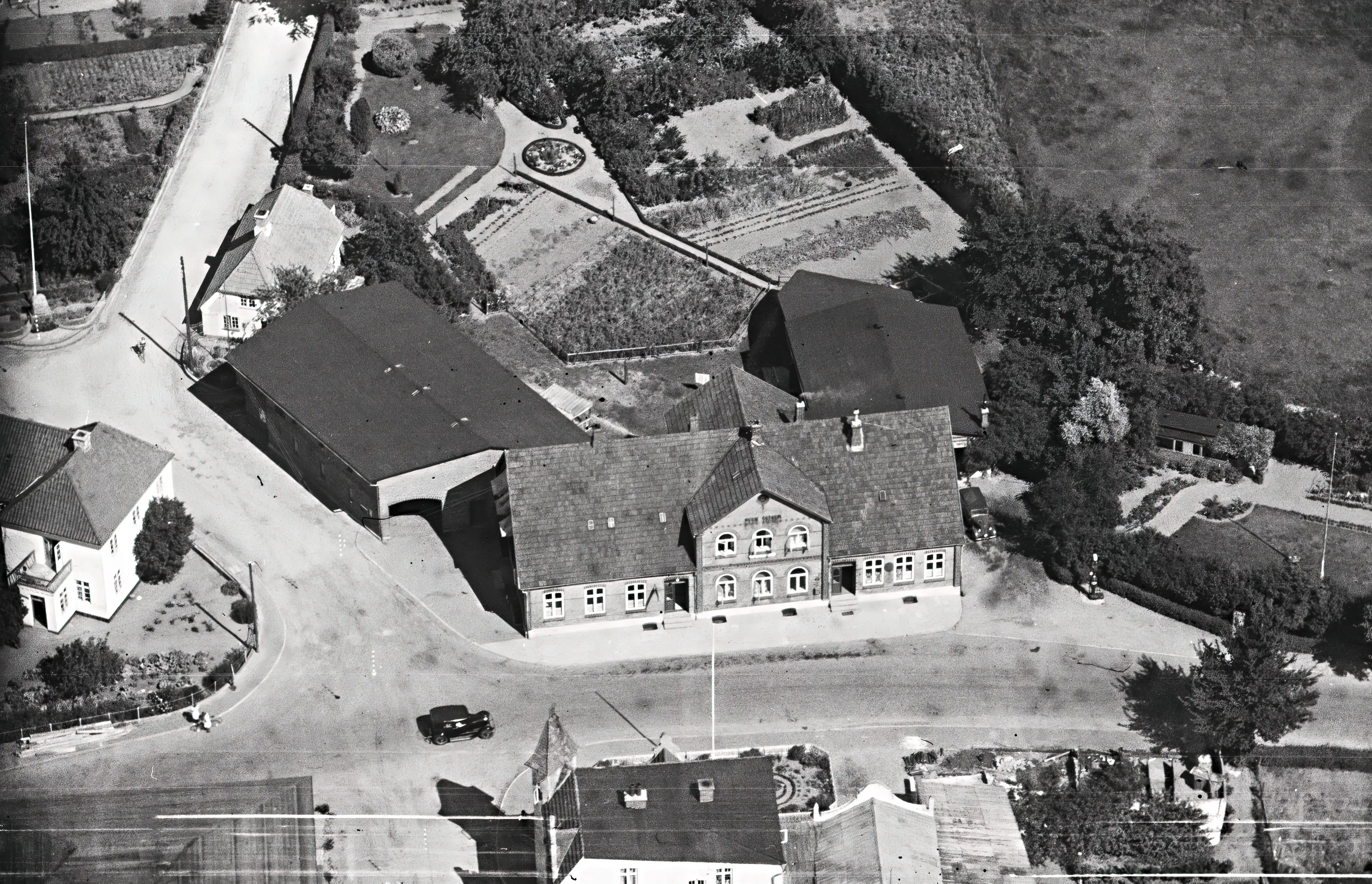 Varnæs Stationskro - i dag er Rejsestalden/Gildesalen eneste tilbageblevne bygning.