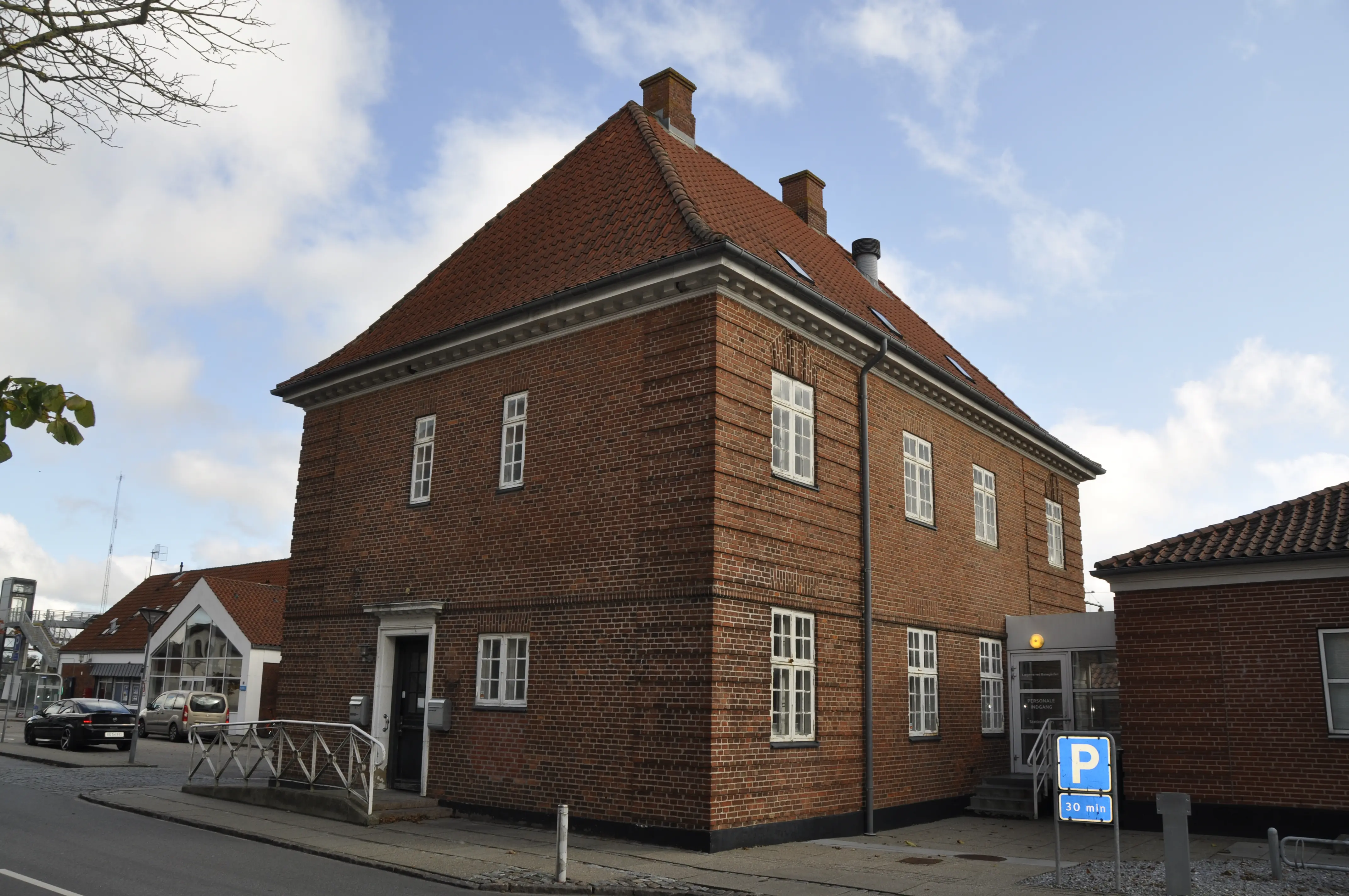 Billede af Tinglev Station med det gamle posthus i forgrunden.