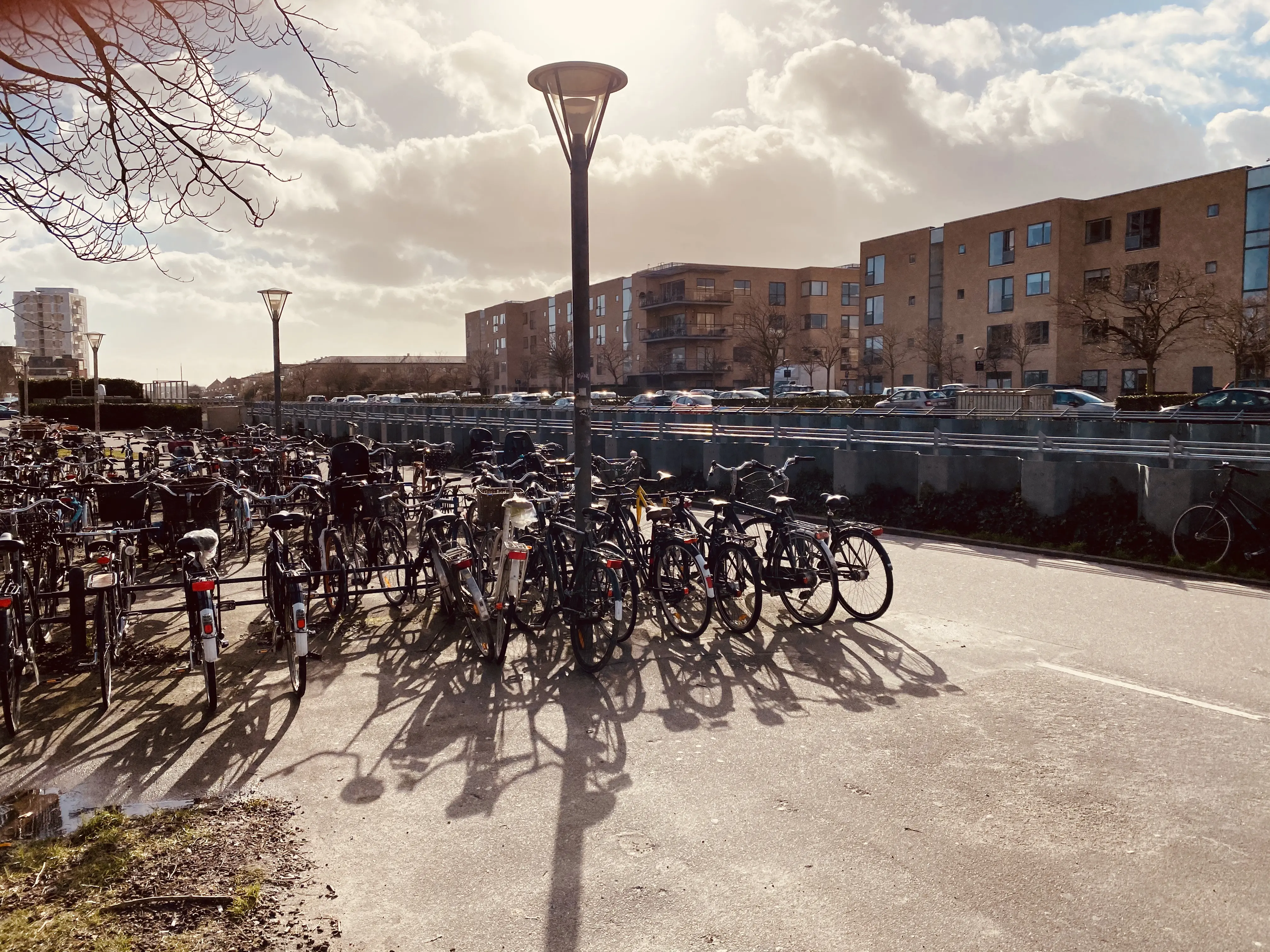 Øresundsvej Station er nedrevet ifm. bygningen af Metrostationen. Øresundsvej Station lå hvor cyklerne er parkeret.