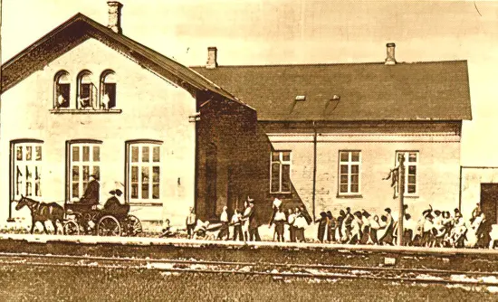 Stationsbygningen på Knudshoved. Den står der endnu kun lidt ændret. Foran drengene ses perronen af træ. Den forsvandt under krigen 1914-18