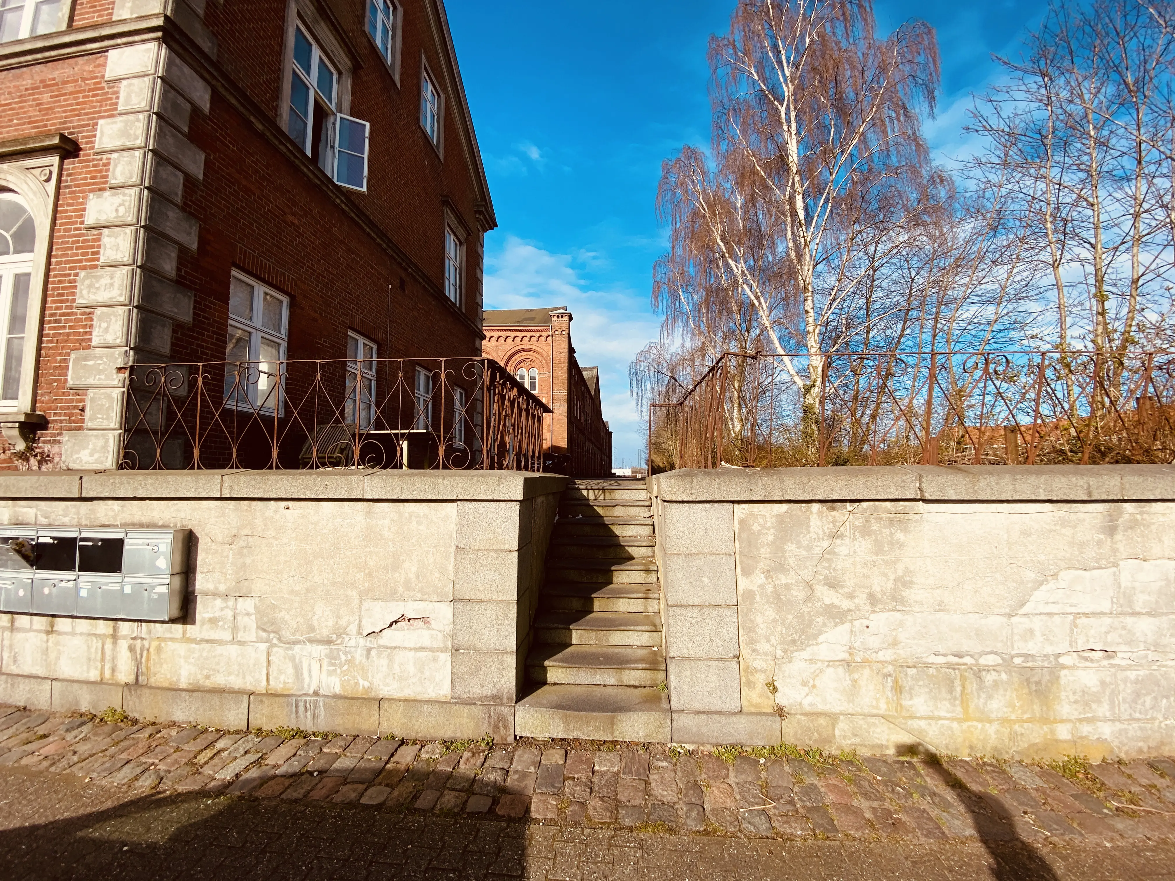 Den slidte trappe til perron 1 på Fredericia Banegård , der var i brug 1869-1935.