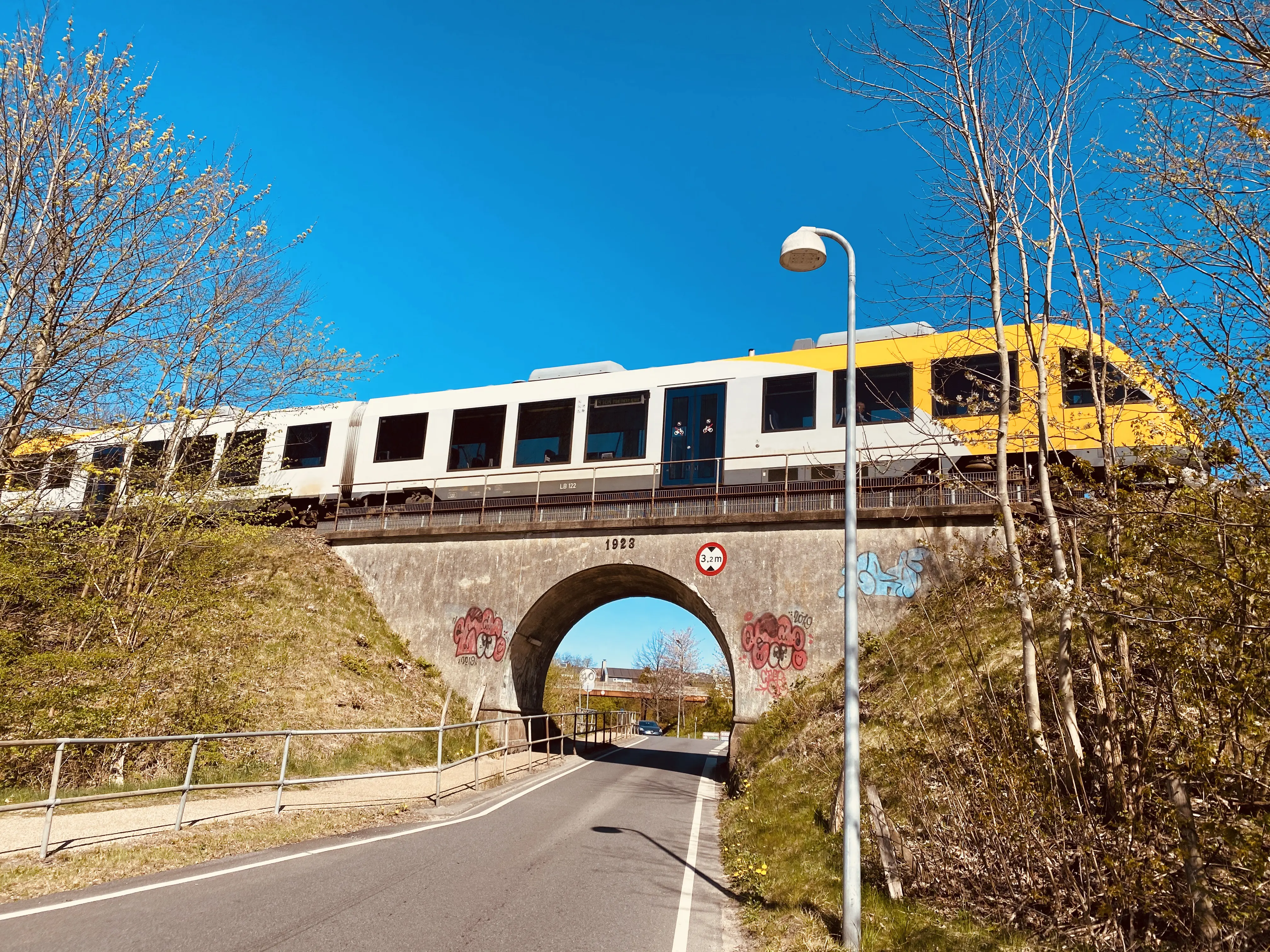 Billede af LT 122-222, tidligere LB 122-222 fotograferet ud for Snekkersten Station.