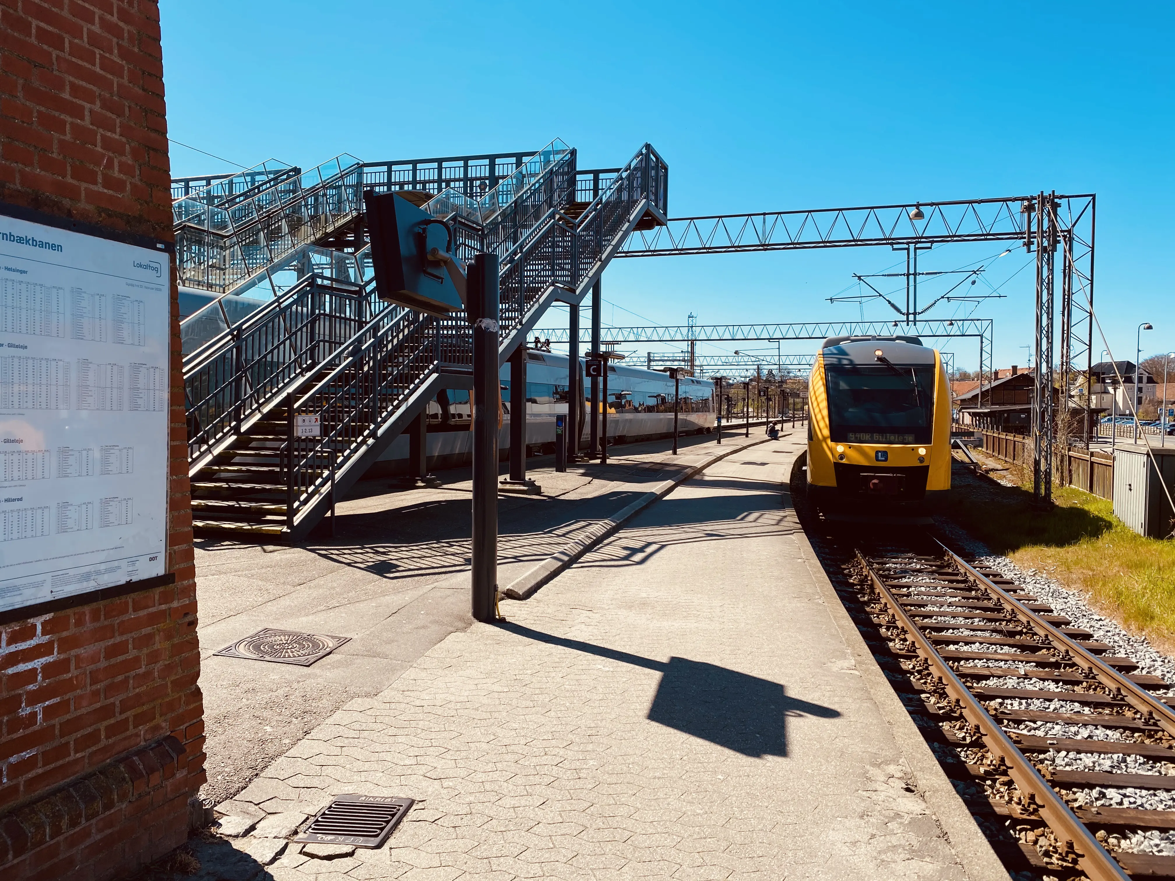 Billede af Helsingør-Hornbæk-Gilleleje toget på vej mod Gilleleje via havnebanen fra Helsingør Banegård.