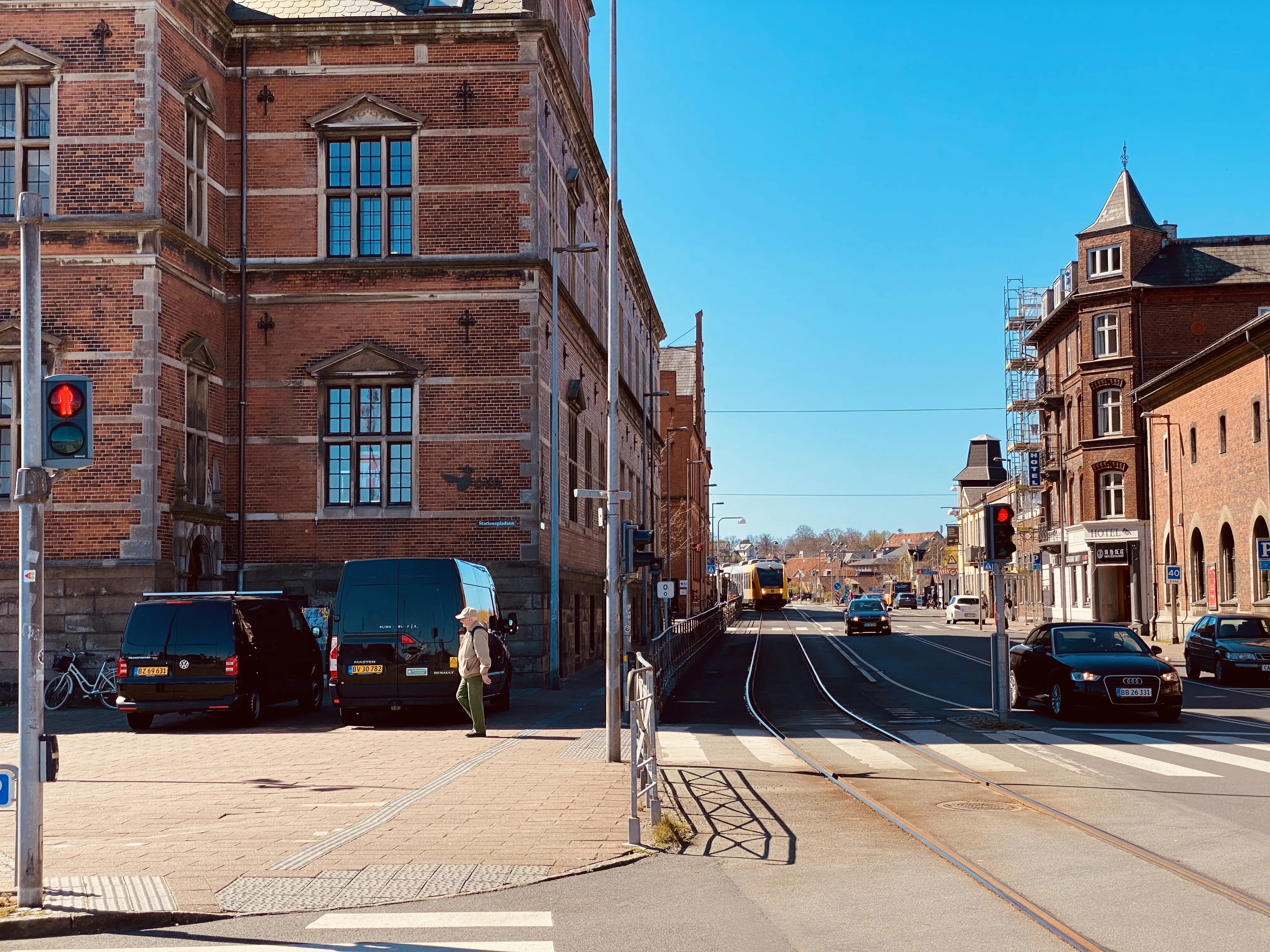 Billede af Helsingør-Hornbæk-Gilleleje toget på vej mod Gilleleje via havnebanen fra Helsingør Banegård.