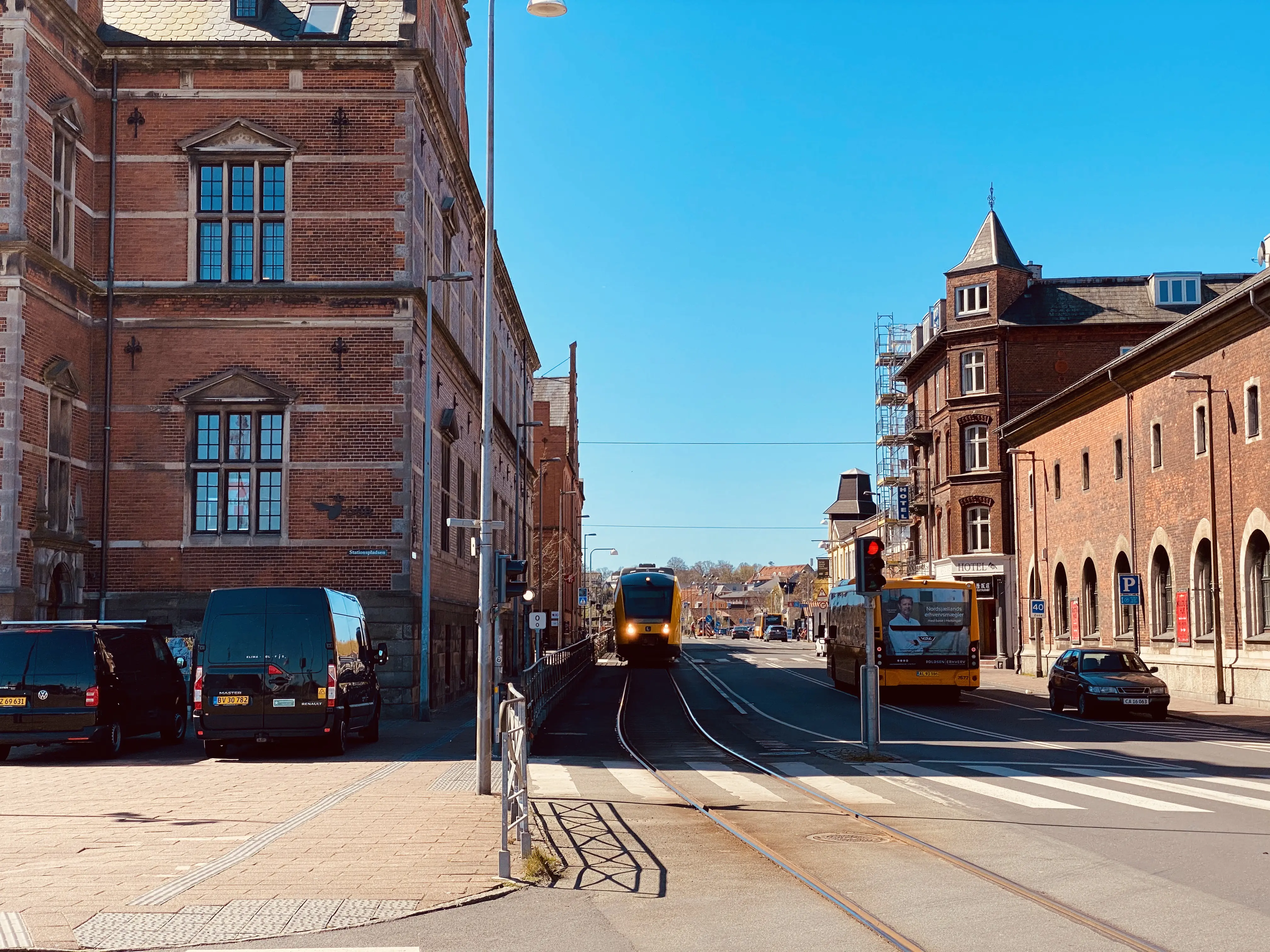 Billede af Helsingør-Hornbæk-Gilleleje toget på vej mod Gilleleje via havnebanen fra Helsingør Banegård.