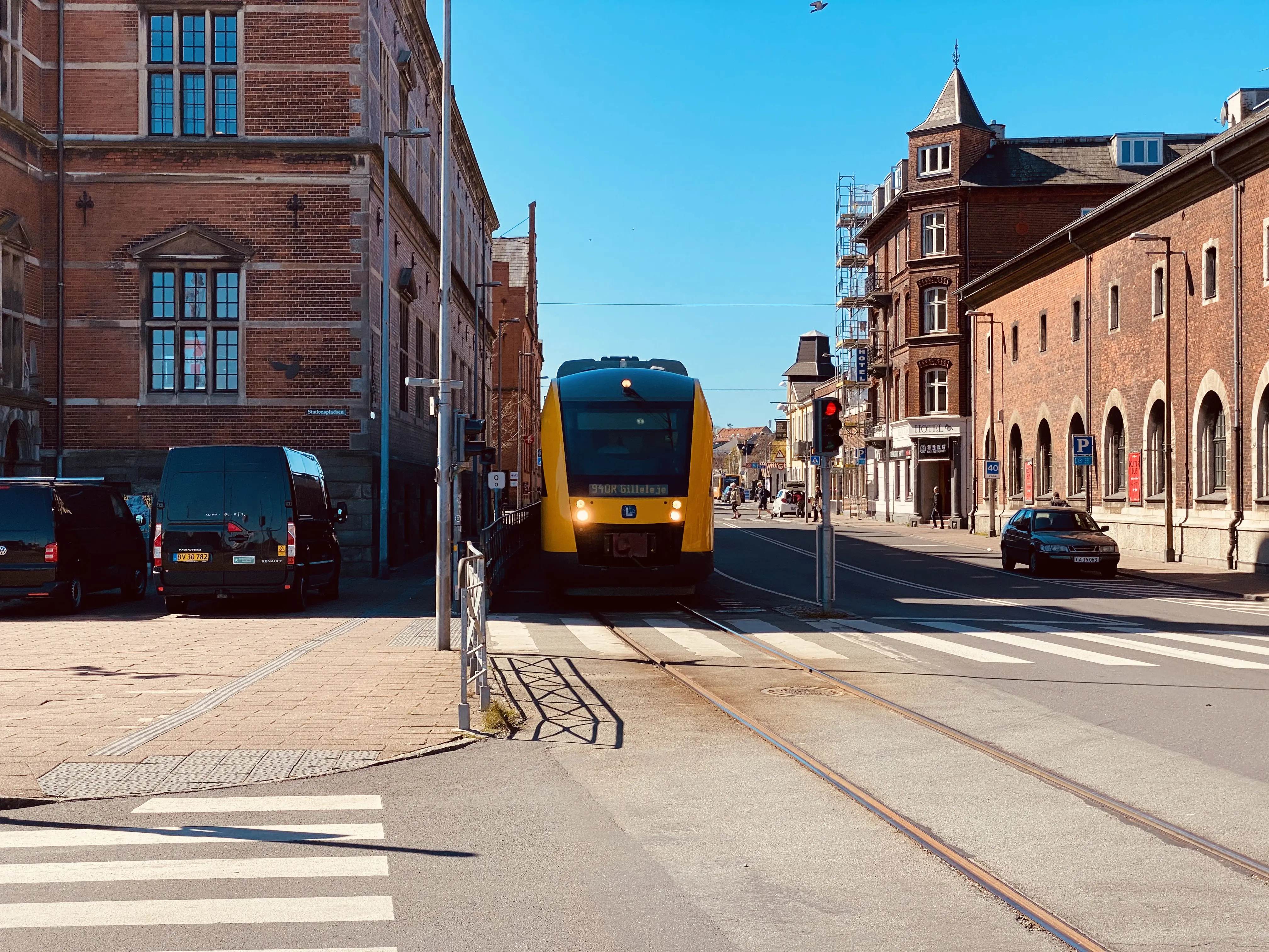 Billede af Helsingør-Hornbæk-Gilleleje toget på vej mod Gilleleje via havnebanen fra Helsingør Banegård.