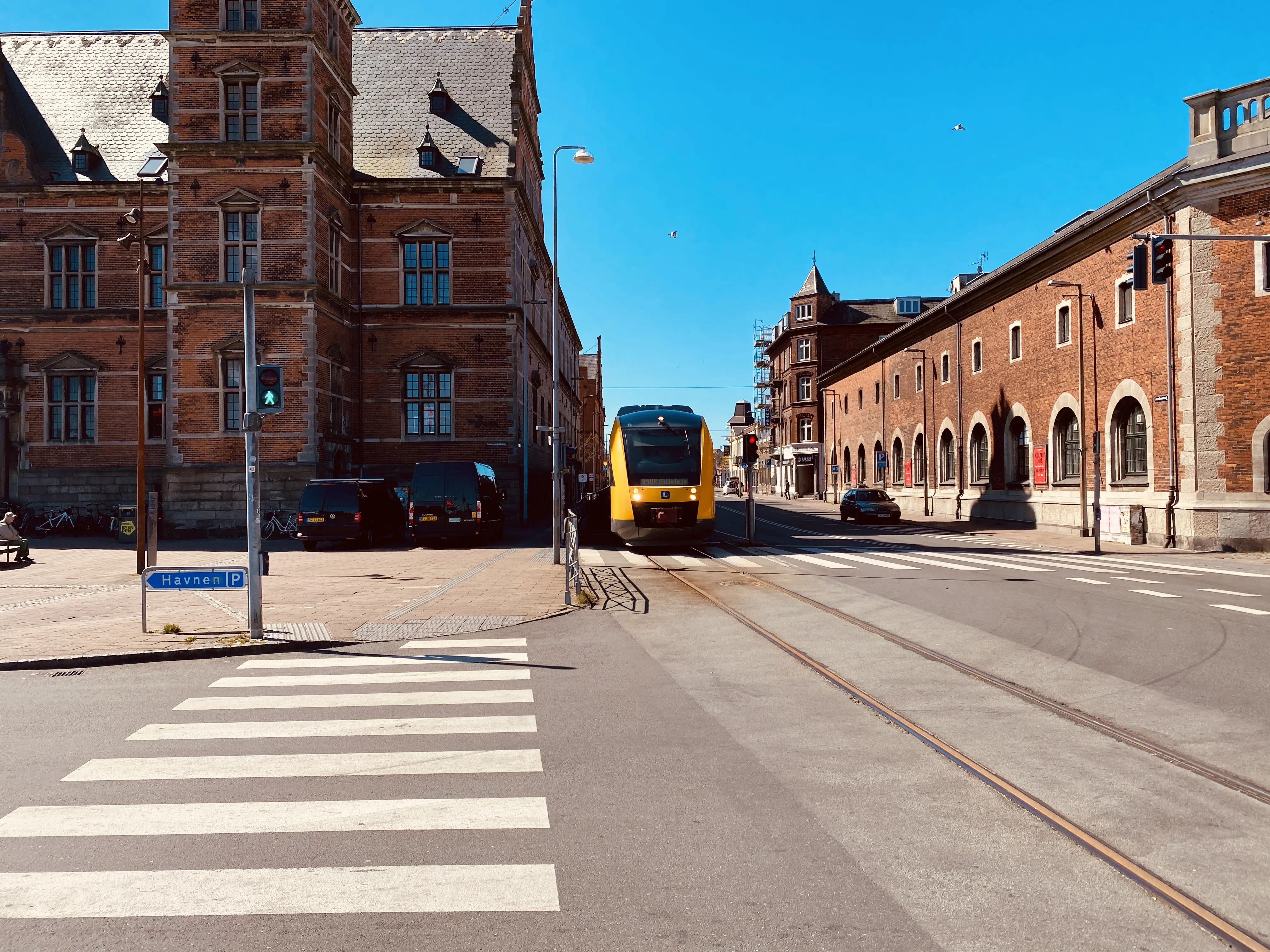 Billede af Helsingør-Hornbæk-Gilleleje toget på vej mod Gilleleje via havnebanen fra Helsingør Banegård.