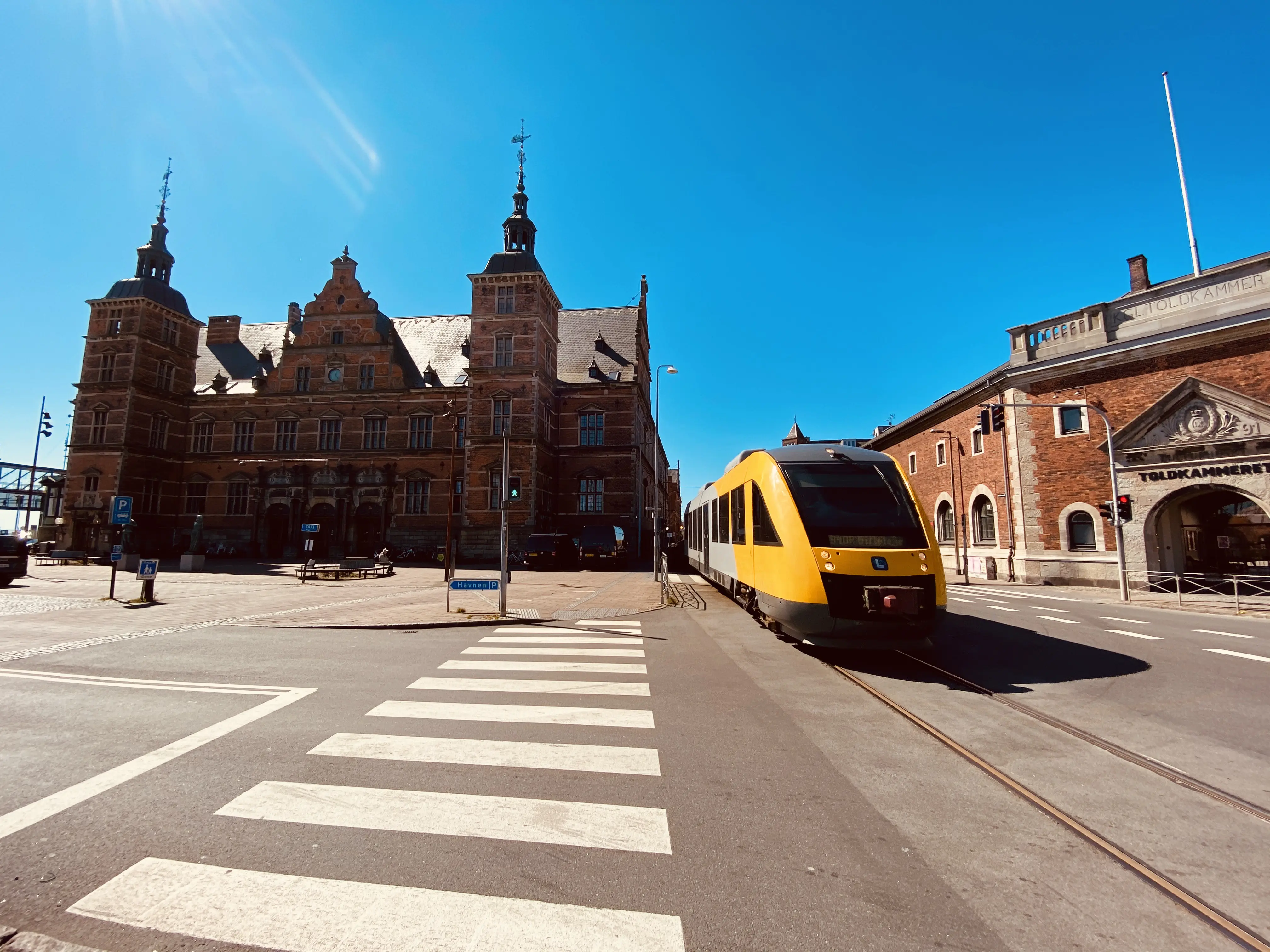 Billede af Helsingør-Hornbæk-Gilleleje toget på vej mod Gilleleje via havnebanen fra Helsingør Banegård.