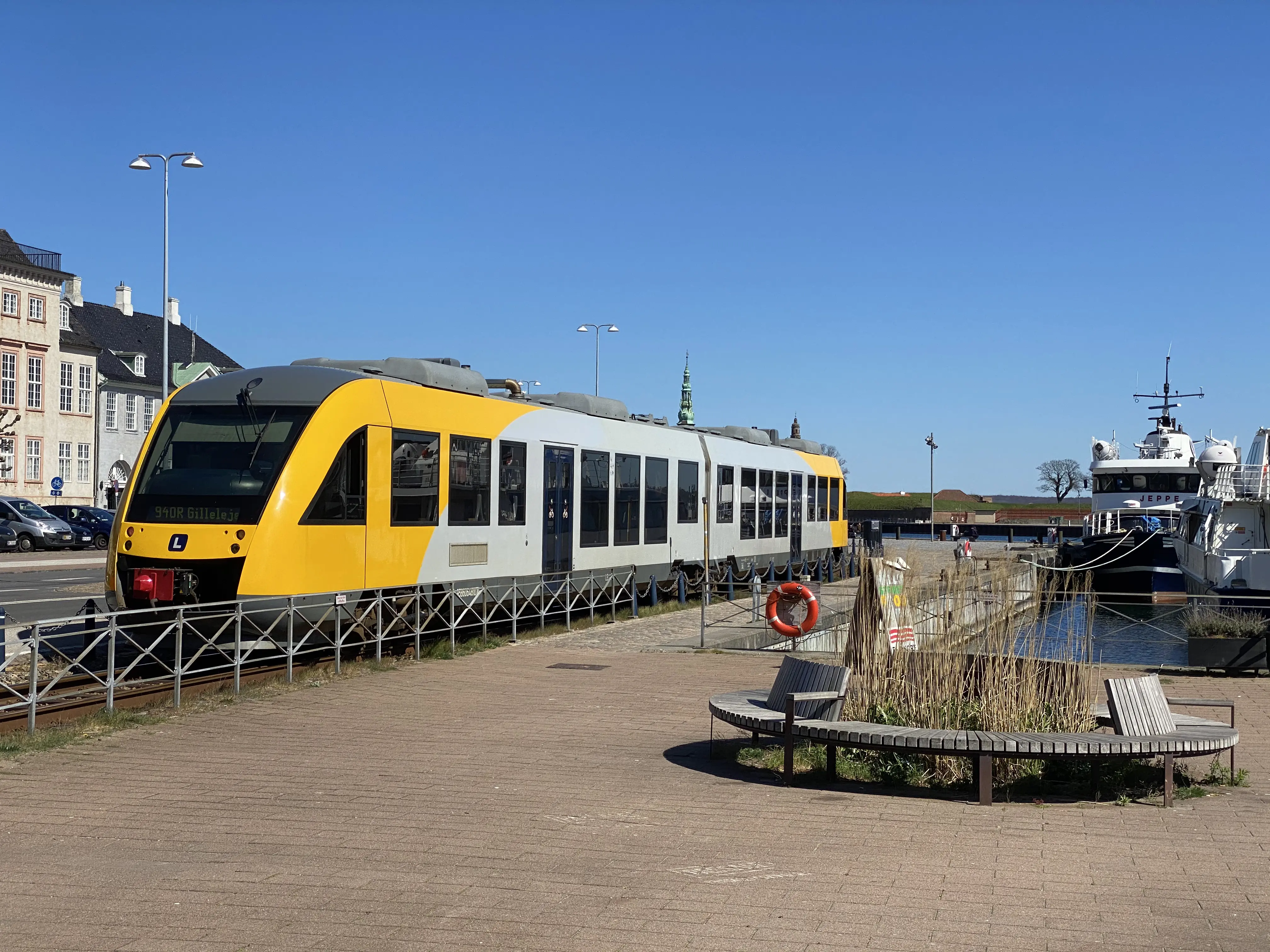 Billede af Helsingør-Hornbæk-Gilleleje toget på vej mod Gilleleje via havnebanen fra Helsingør Banegård.