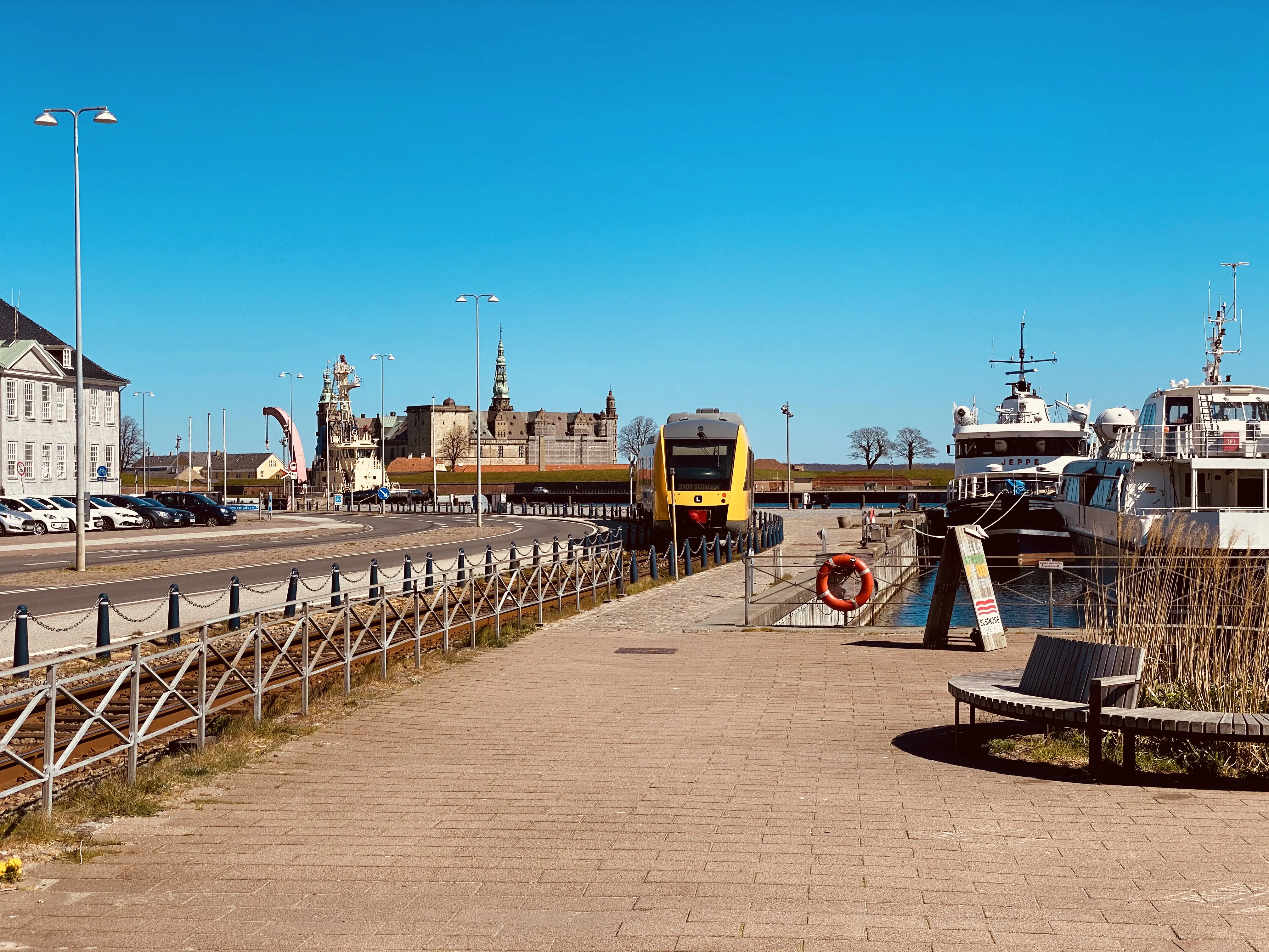 Billede af Helsingør-Hornbæk-Gilleleje toget på vej mod Gilleleje via havnebanen fra Helsingør Banegård.