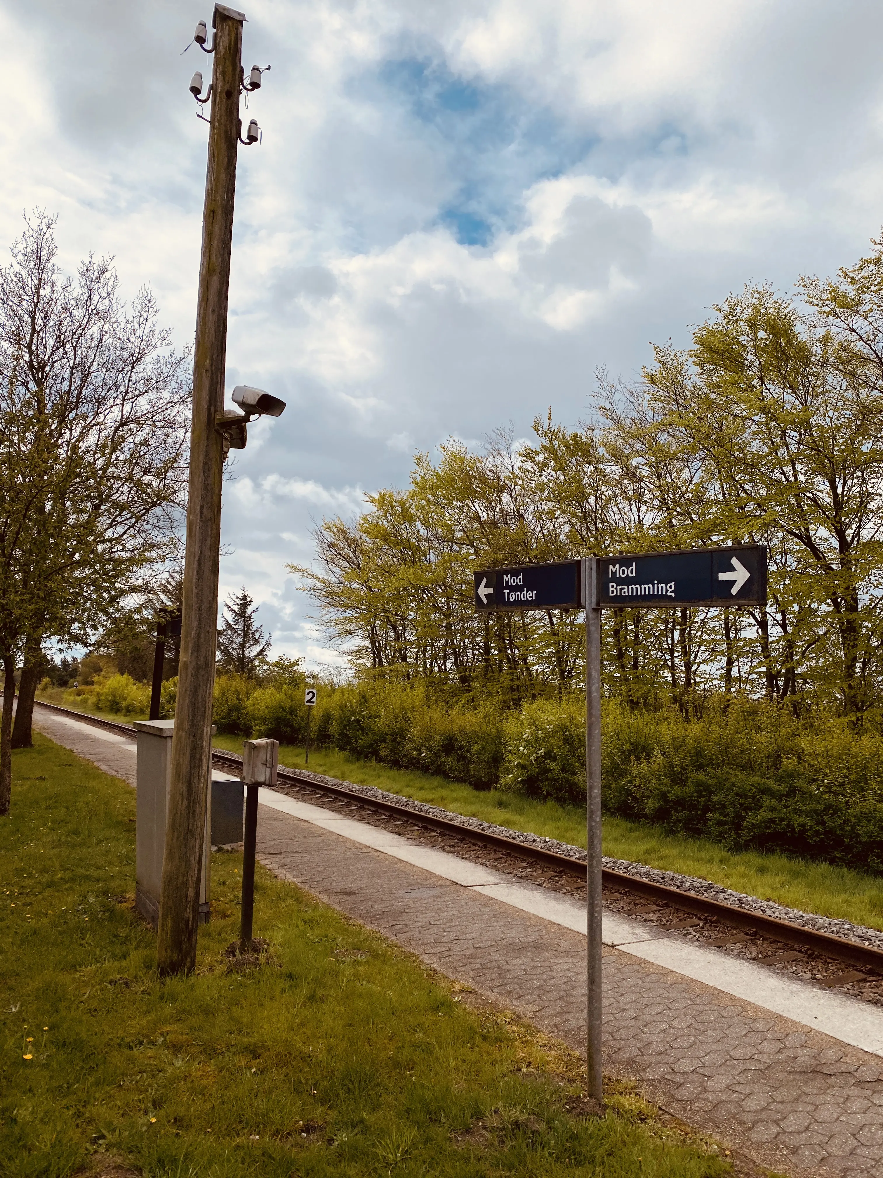 Eneste rest fra Rejsby Station er en enkelt telefonpæl fra strækningstelefonen.