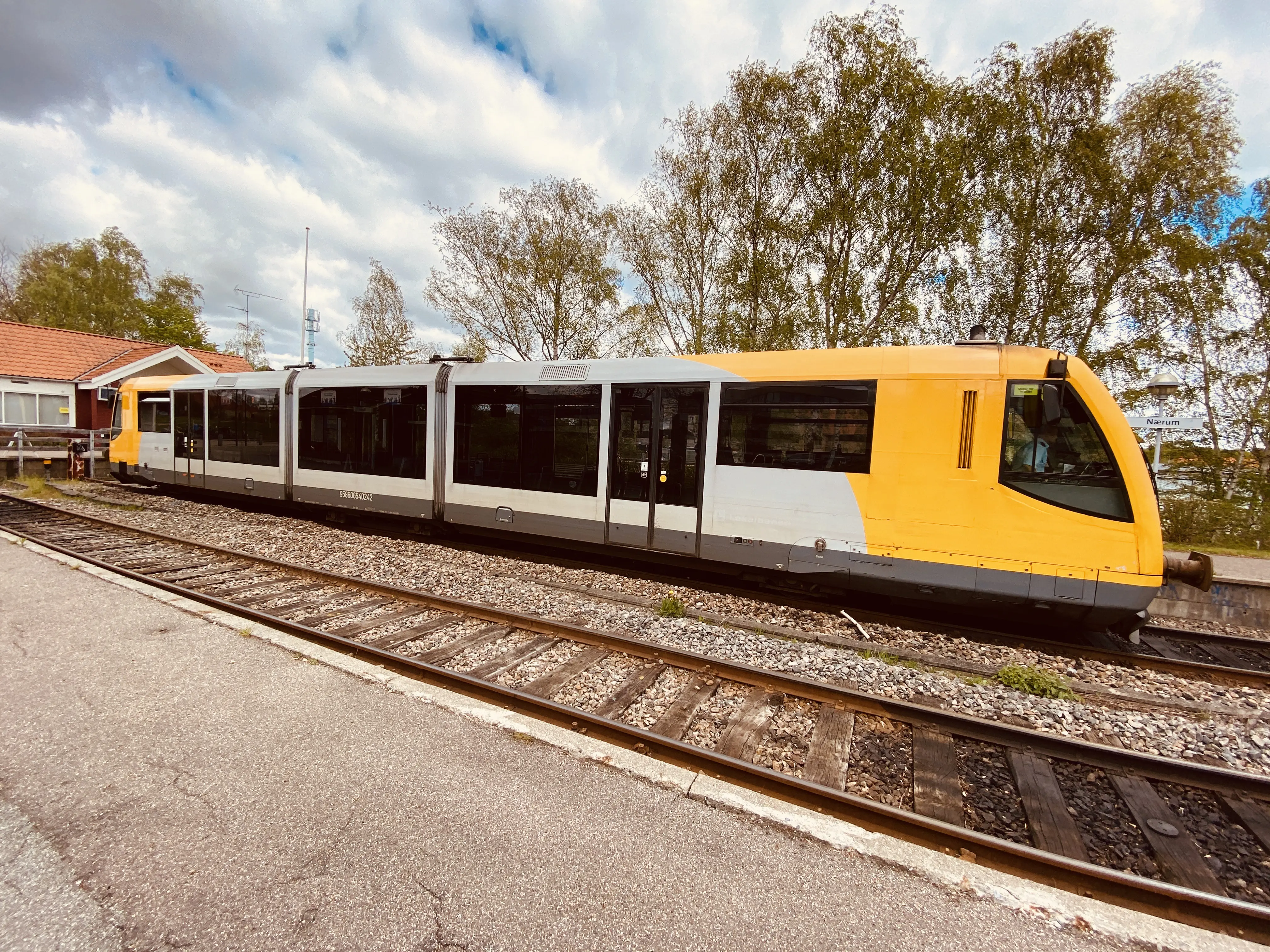 Billede af LNJ Lm 24 ud for Nærum Station.