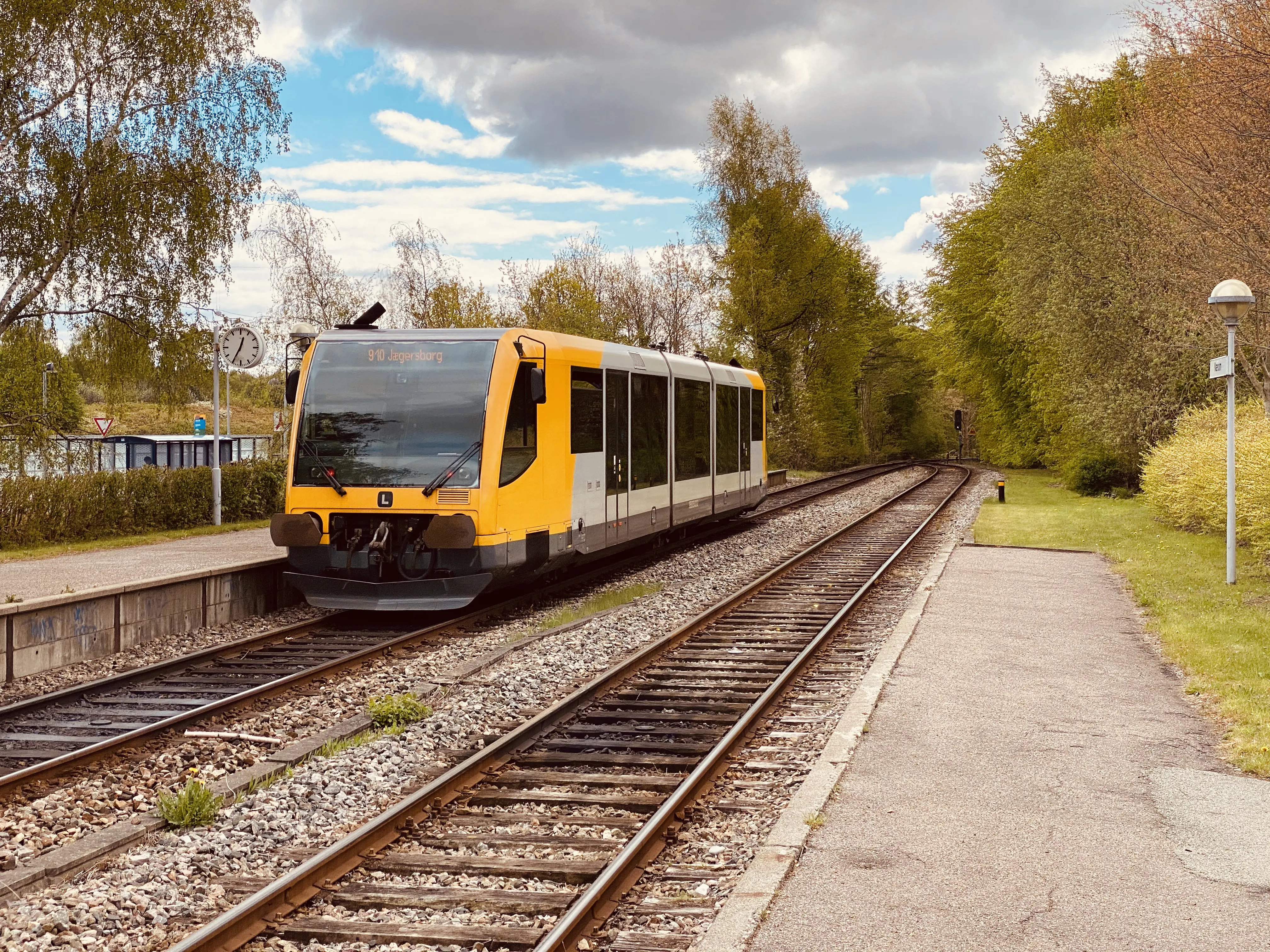 Billede af LNJ Lm 24 ud for Nærum Station.