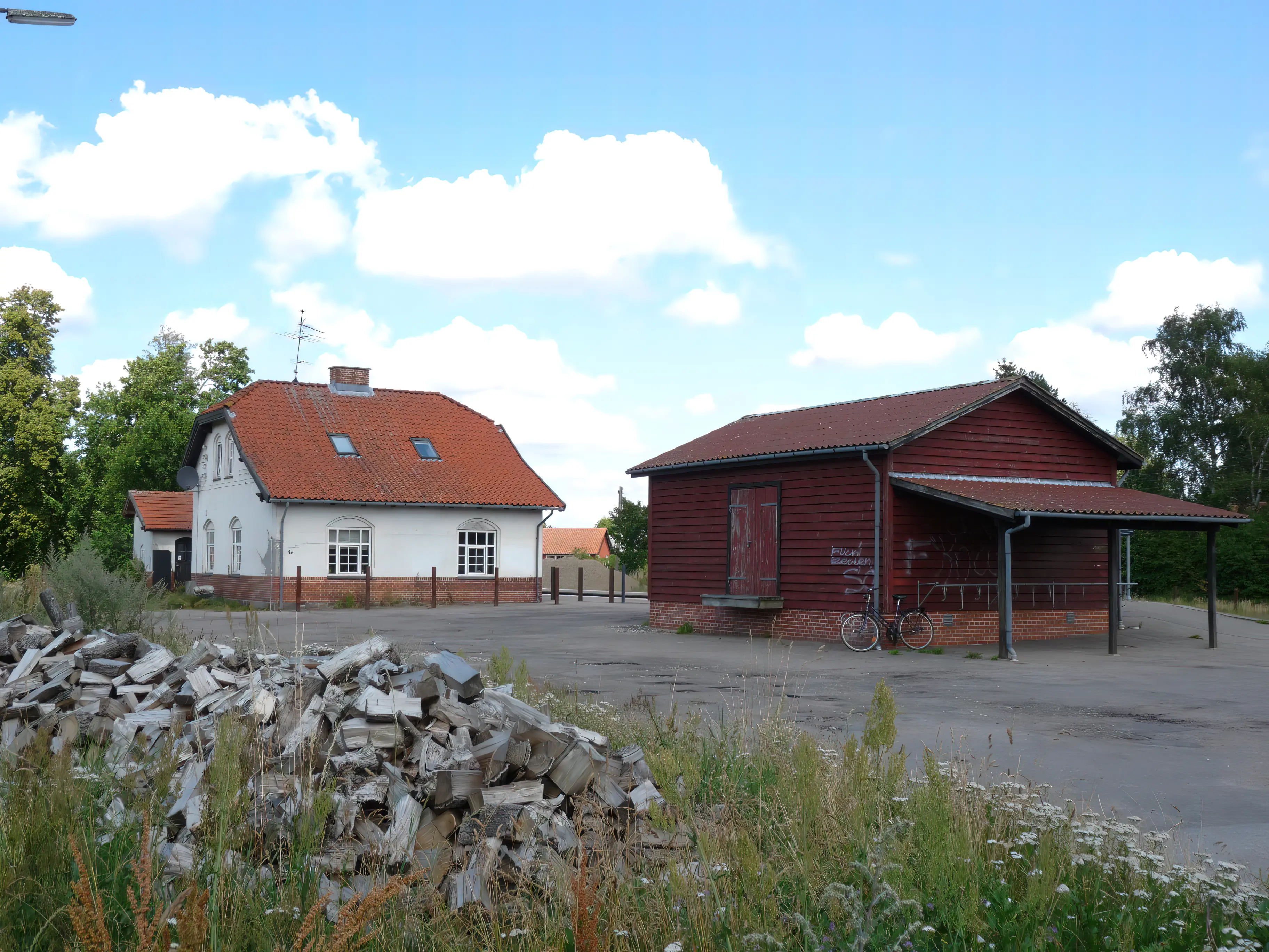 Billede af Kirke Eskilstrup Station med det klassiske varehus.