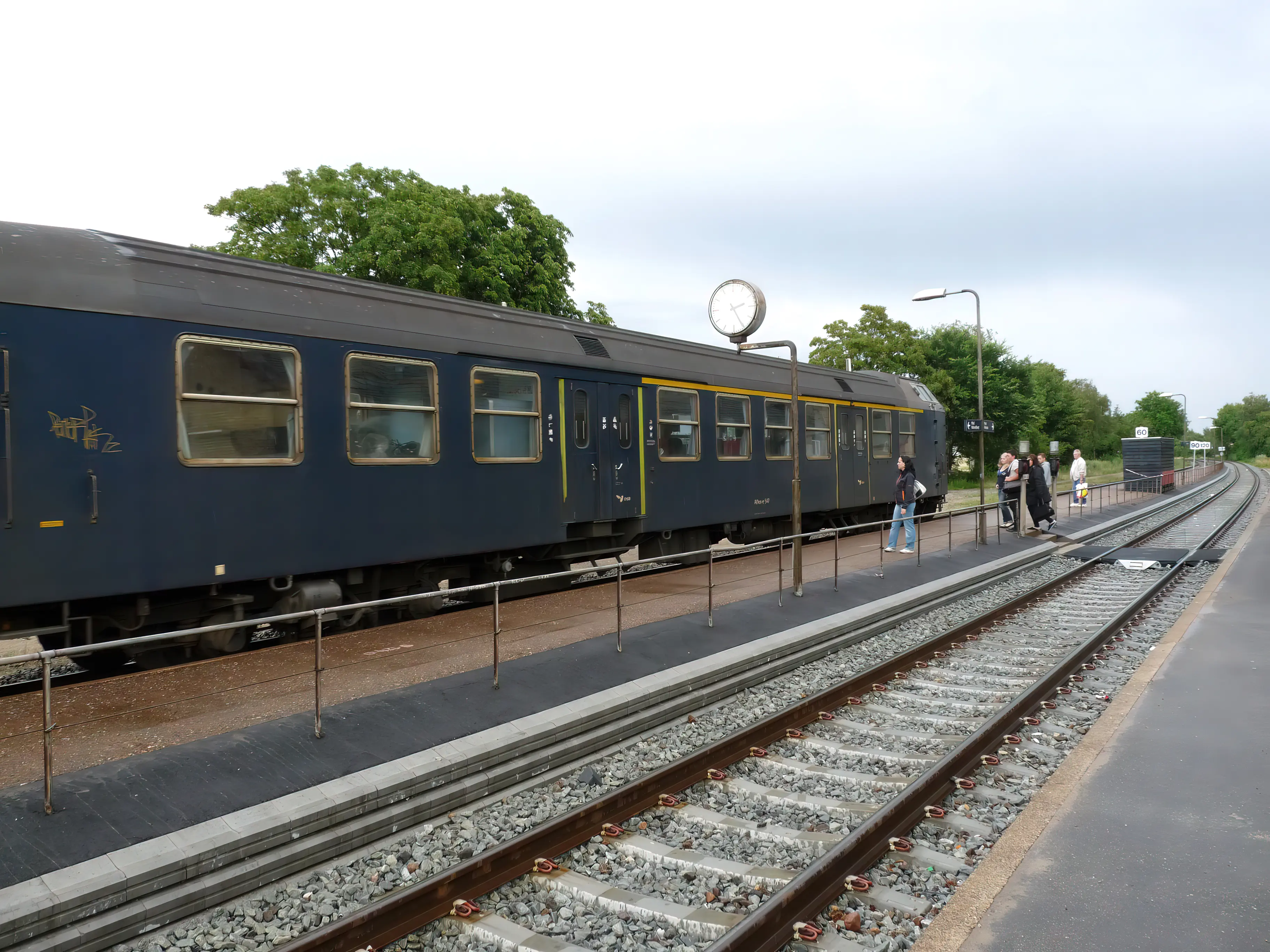 Billede af tog ud for Mørkøv Station.