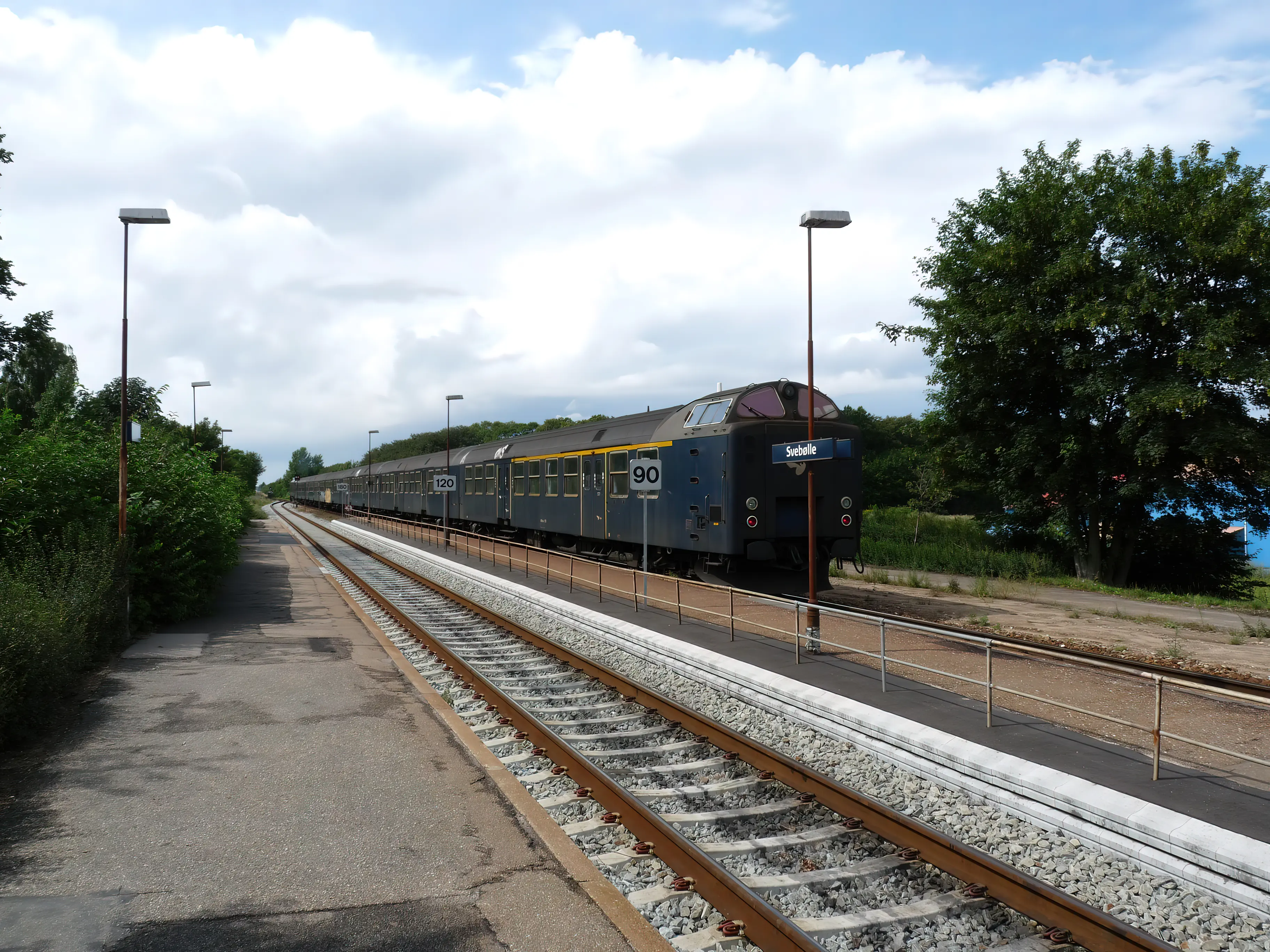 Billede af tog ud for Svebølle Station.
