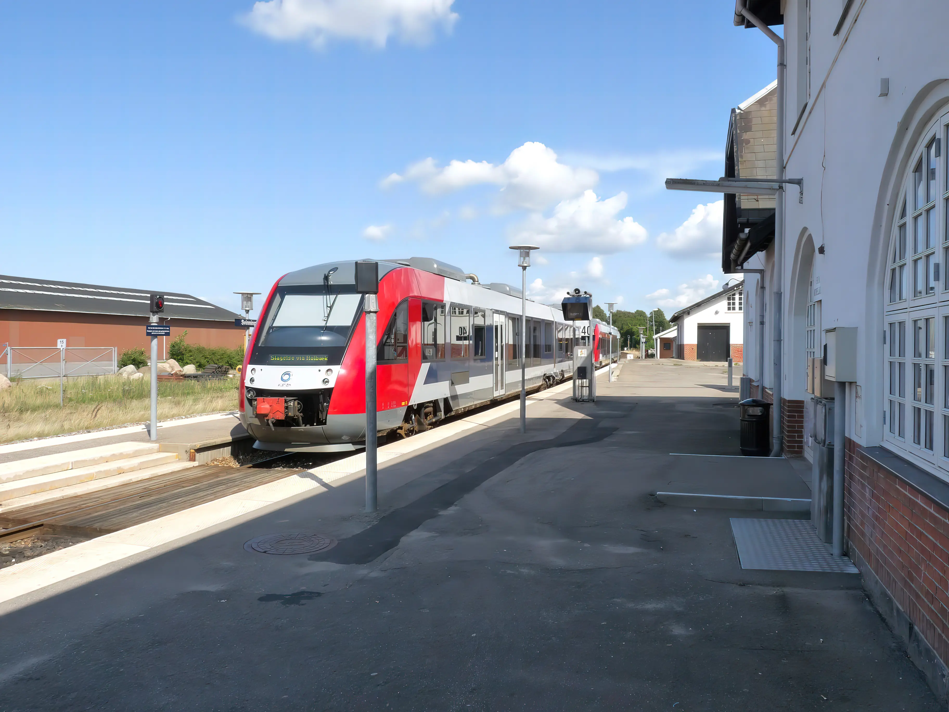 Billede af tog ud for Svinninge Station.