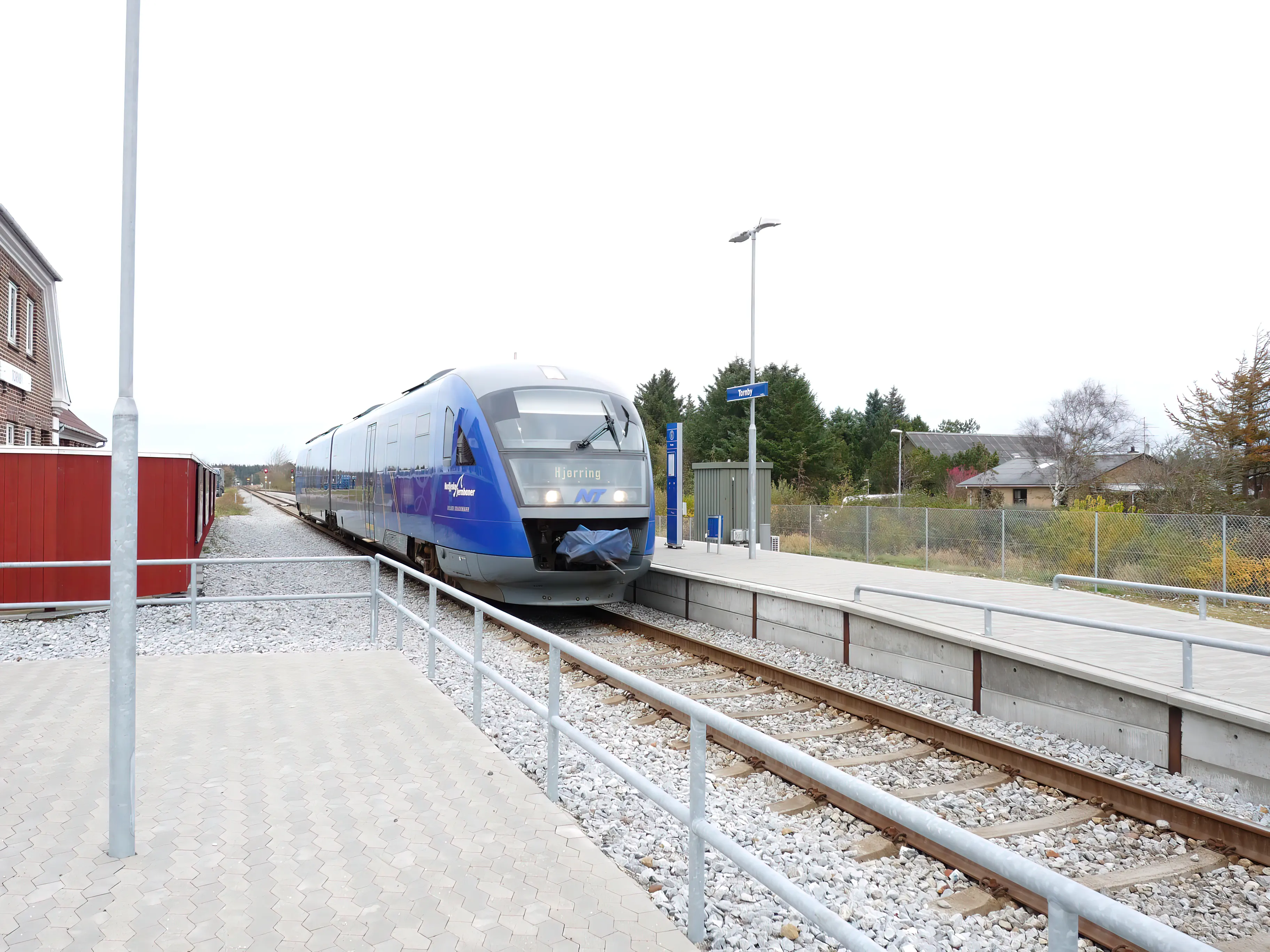 Billede af tog ud for Tornby Station.