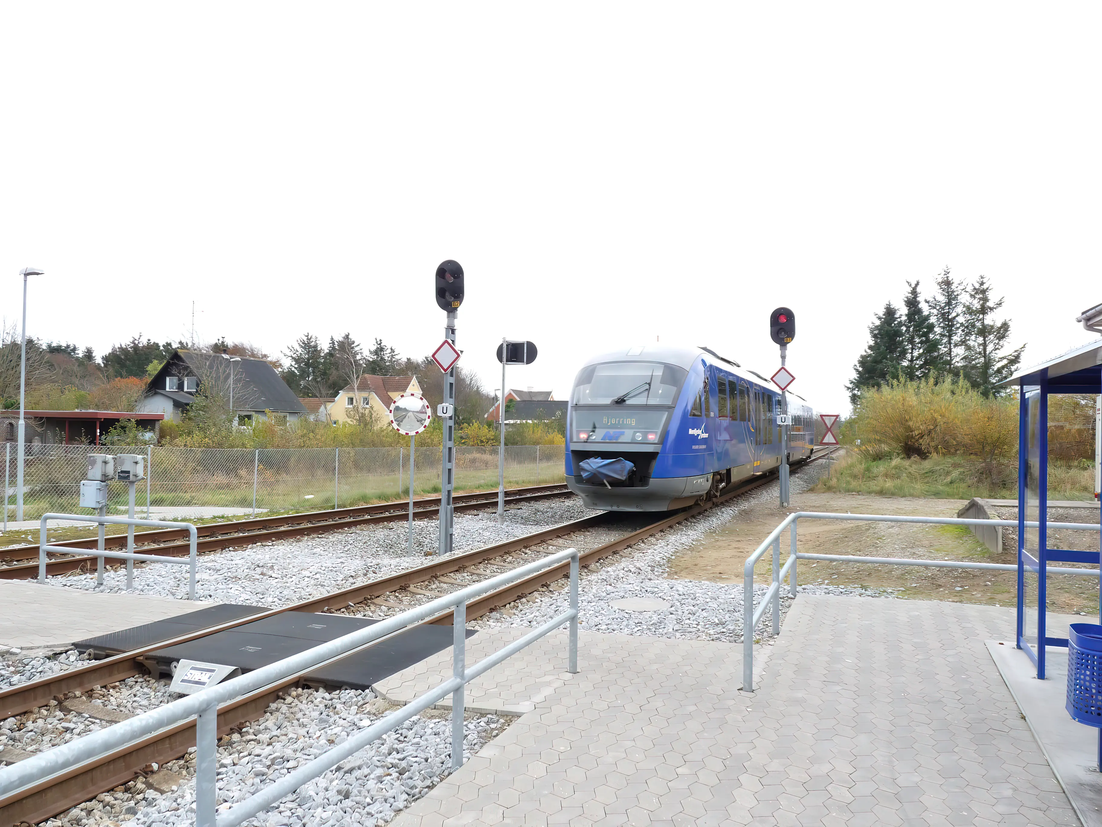 Billede af tog ud for Tornby Station.