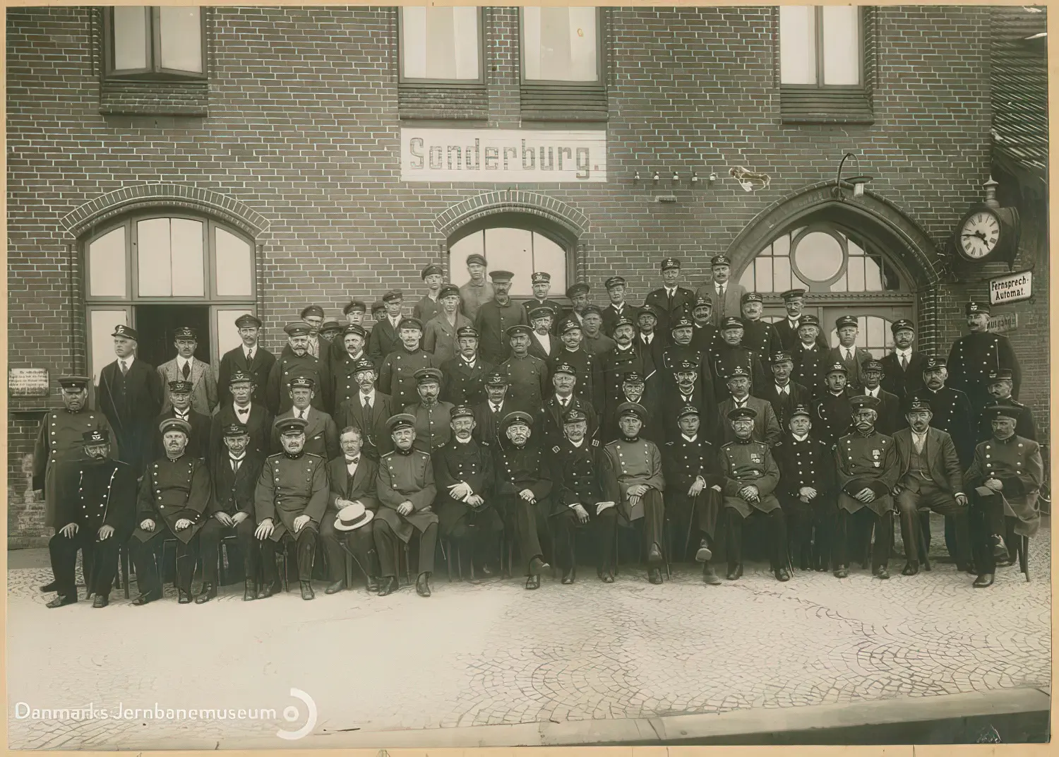 Det tyske og det danske jernbanepersonale opstillet til fælles gruppefotografering ved den danske overtagelse af stationen natten mellem den 16. og 17. jun. 1920.