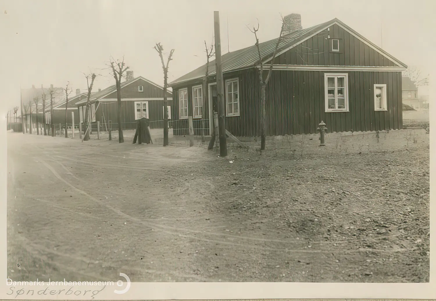 Midlertidige boliger for jernbanefolk efter Genforeningen. Svellehusene på Skrænten 28, 29 og 30, set mod sydøst.