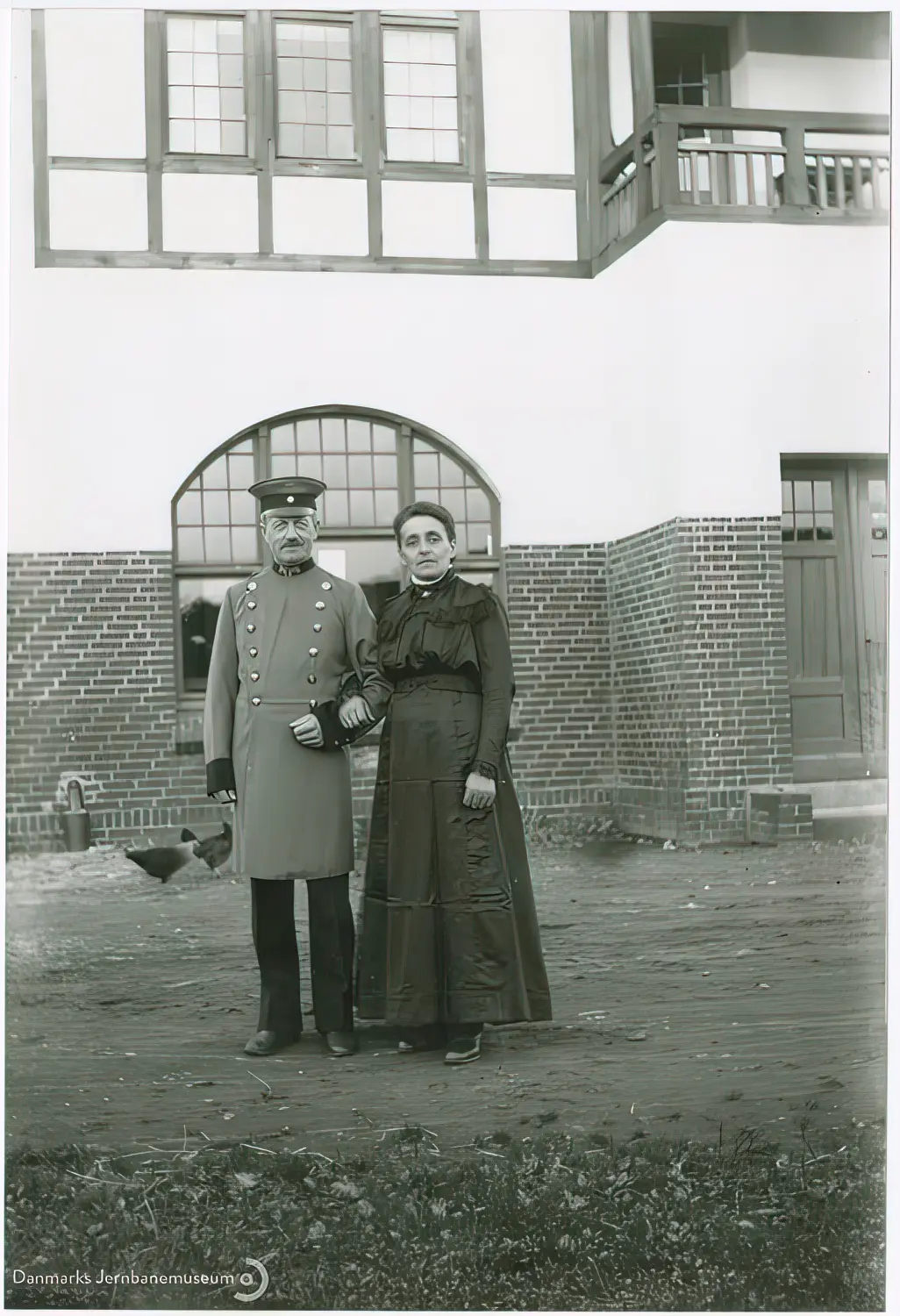 Den tyske stationsforstander (navn uidentificeret) med hustru umiddelbart før uniformsskiftet ved overgangen til dansk tjeneste efter Genforeningen.