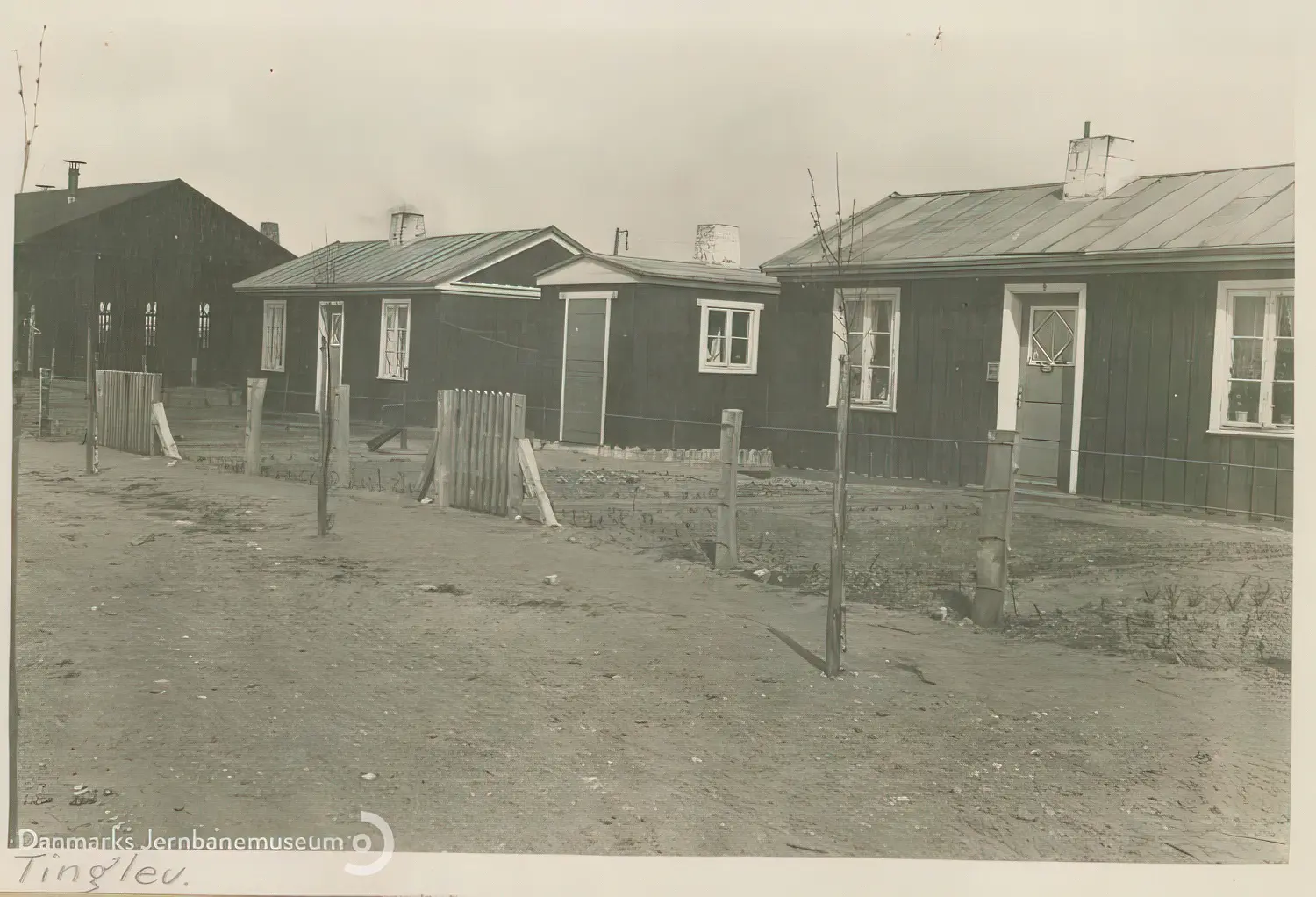 Midlertidige boliger for jernbanefolk efter Genforeningen. Svellehuse på Birkeallé, set mod øst. I baggrunden tv. lokomotivremisen.