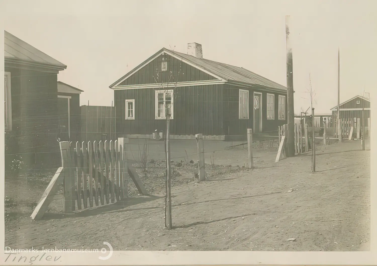 Midlertidige boliger for jernbanefolk efter Genforeningen. Svellehuse på Birkeallé, set mod nord.