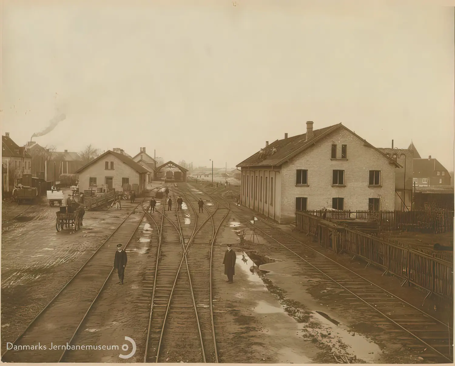 Udsigt mod vest over stationen. Den gamle lokomotivremise er under nedrivning og sporarealet ændres i anledning af Nakskov - Kragenæs Jernbanes (NKJ) indføring.