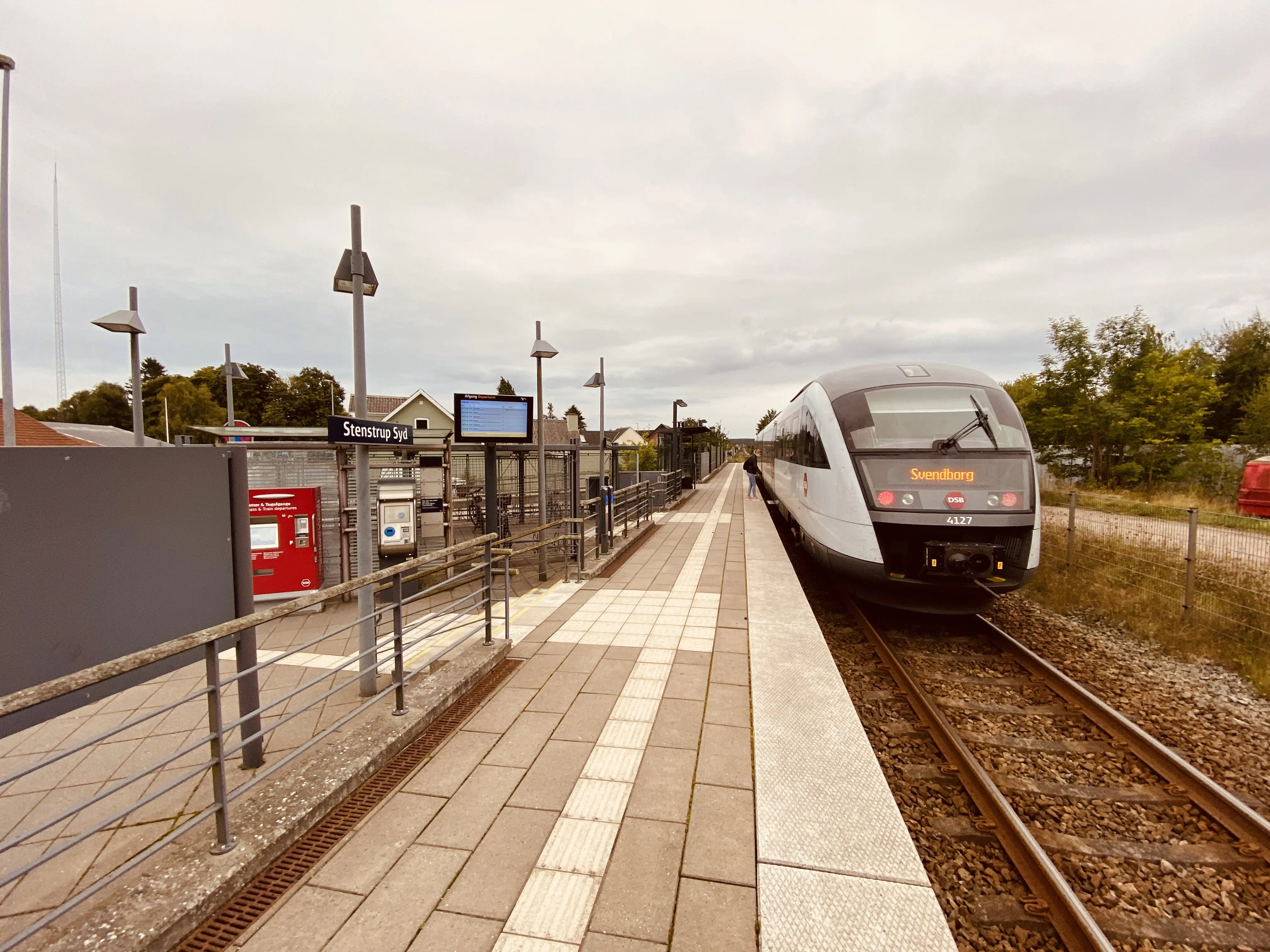 Billede af tog ud for Stenstrup Syd Trinbræt med Sidespor.