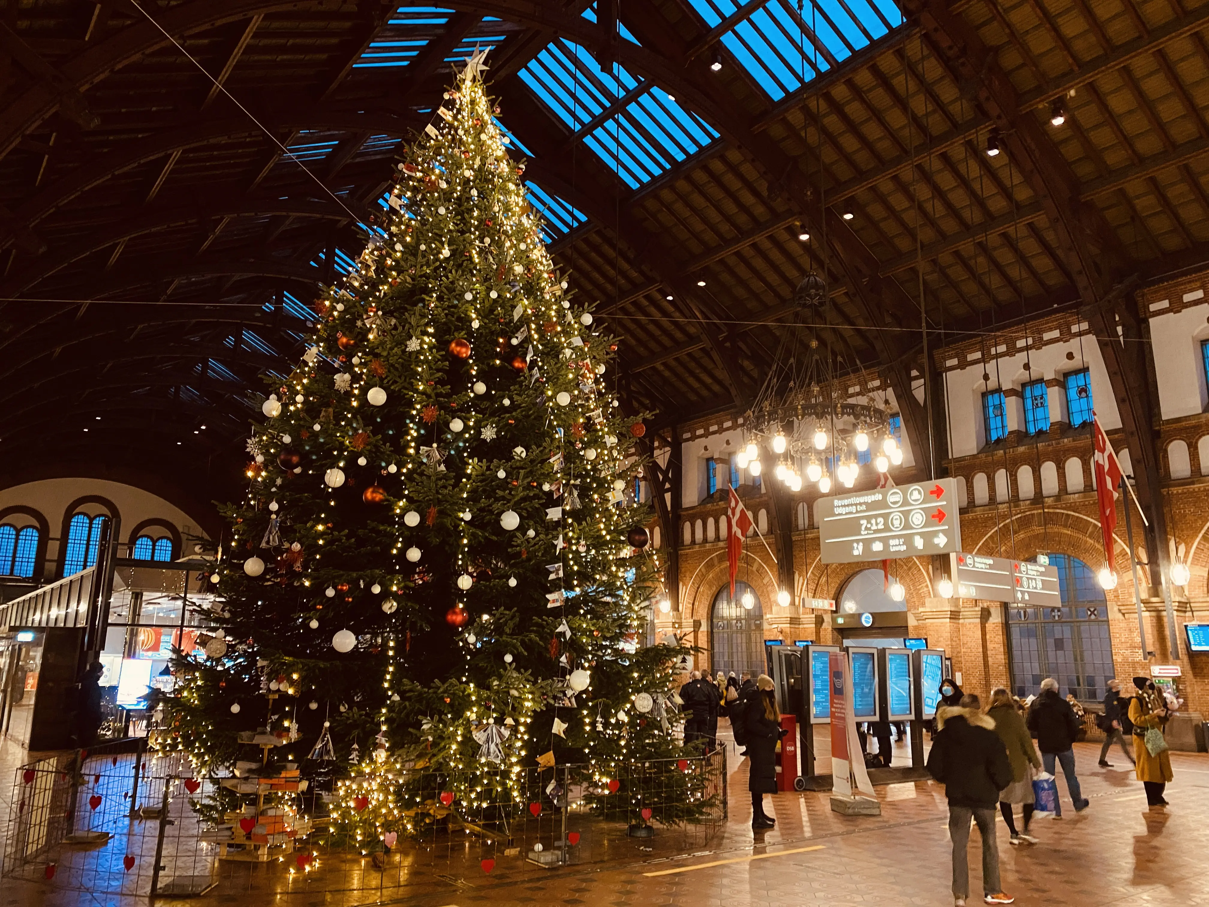 Billede af København Hovedbanegård med juletræ.