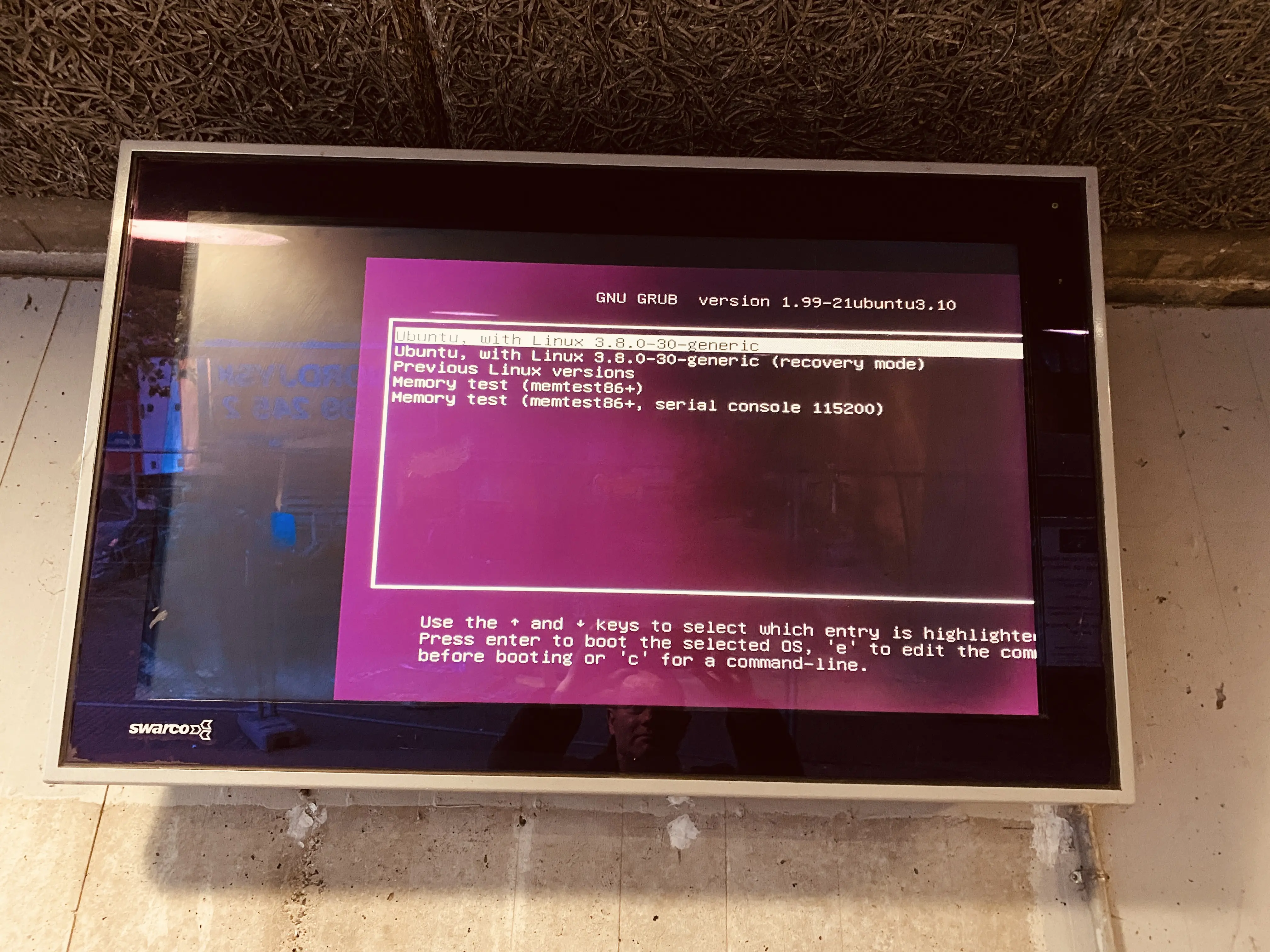Billede af Ølby Stations afgangsskærm - det er ikke helt til at se hvad der sker her :-)
