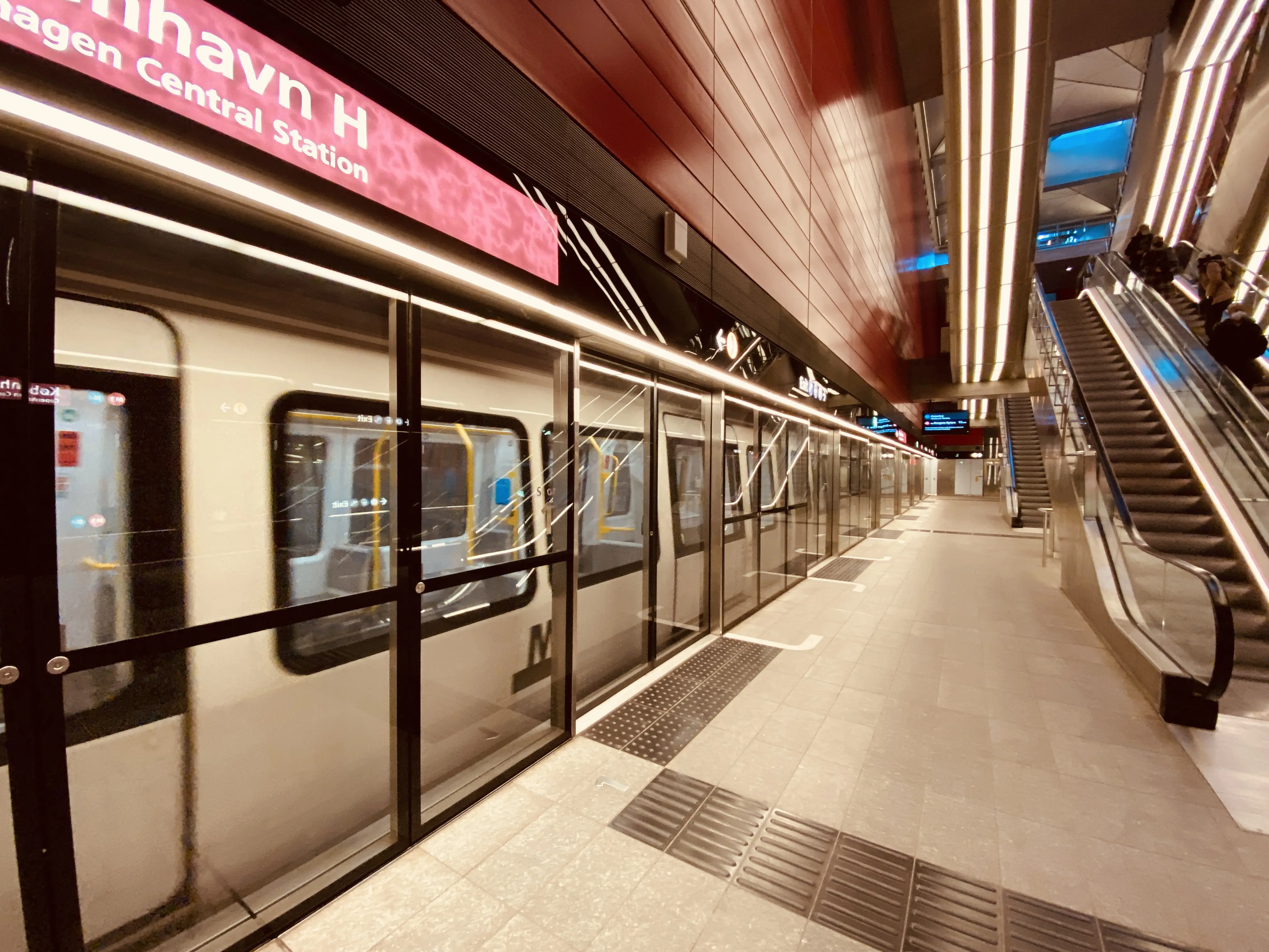 København H Metrostation har en varm og dyb rød farve, der signalerer trafik, transport og transit.