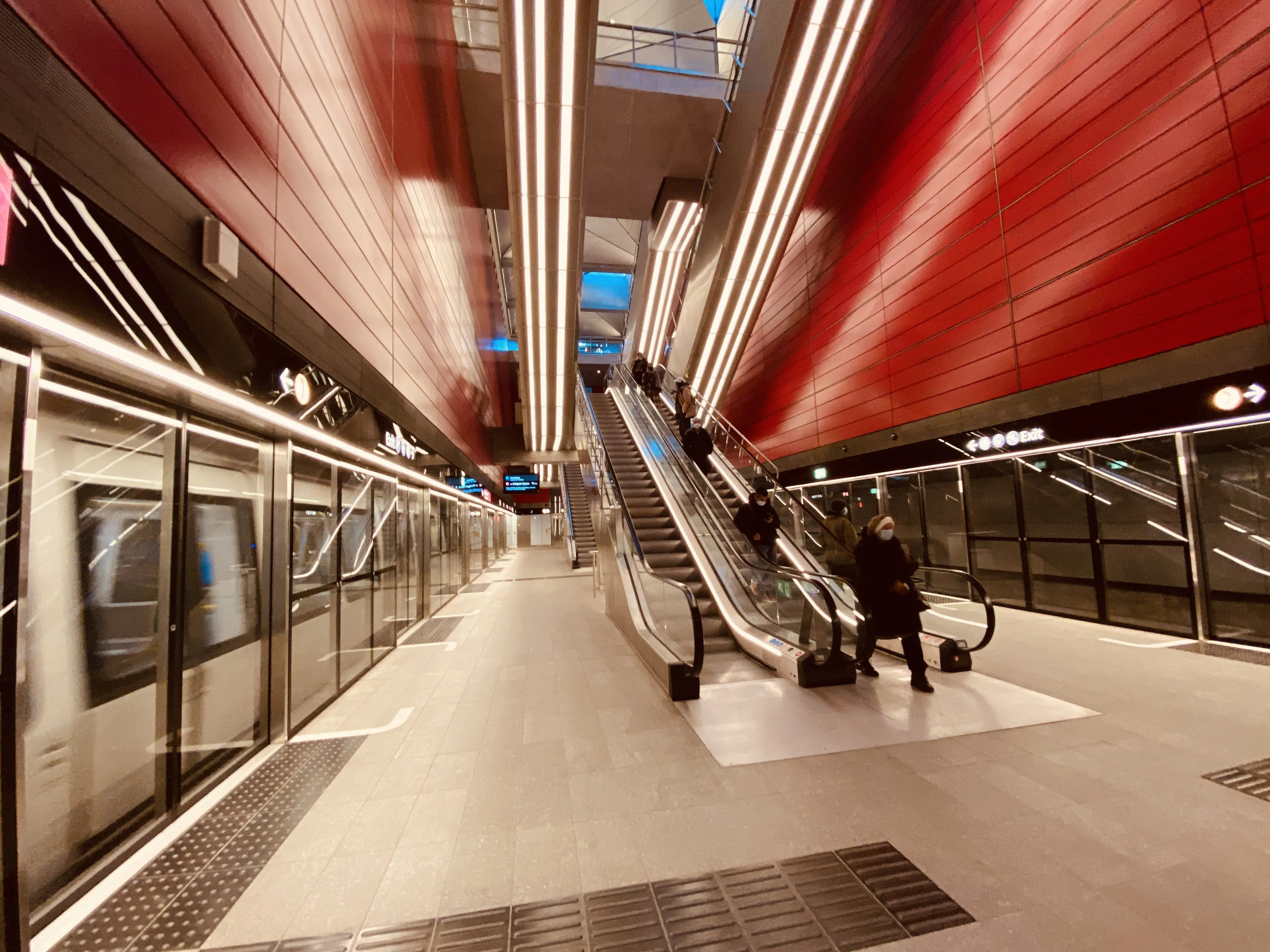 København H Metrostation har en varm og dyb rød farve, der signalerer trafik, transport og transit.