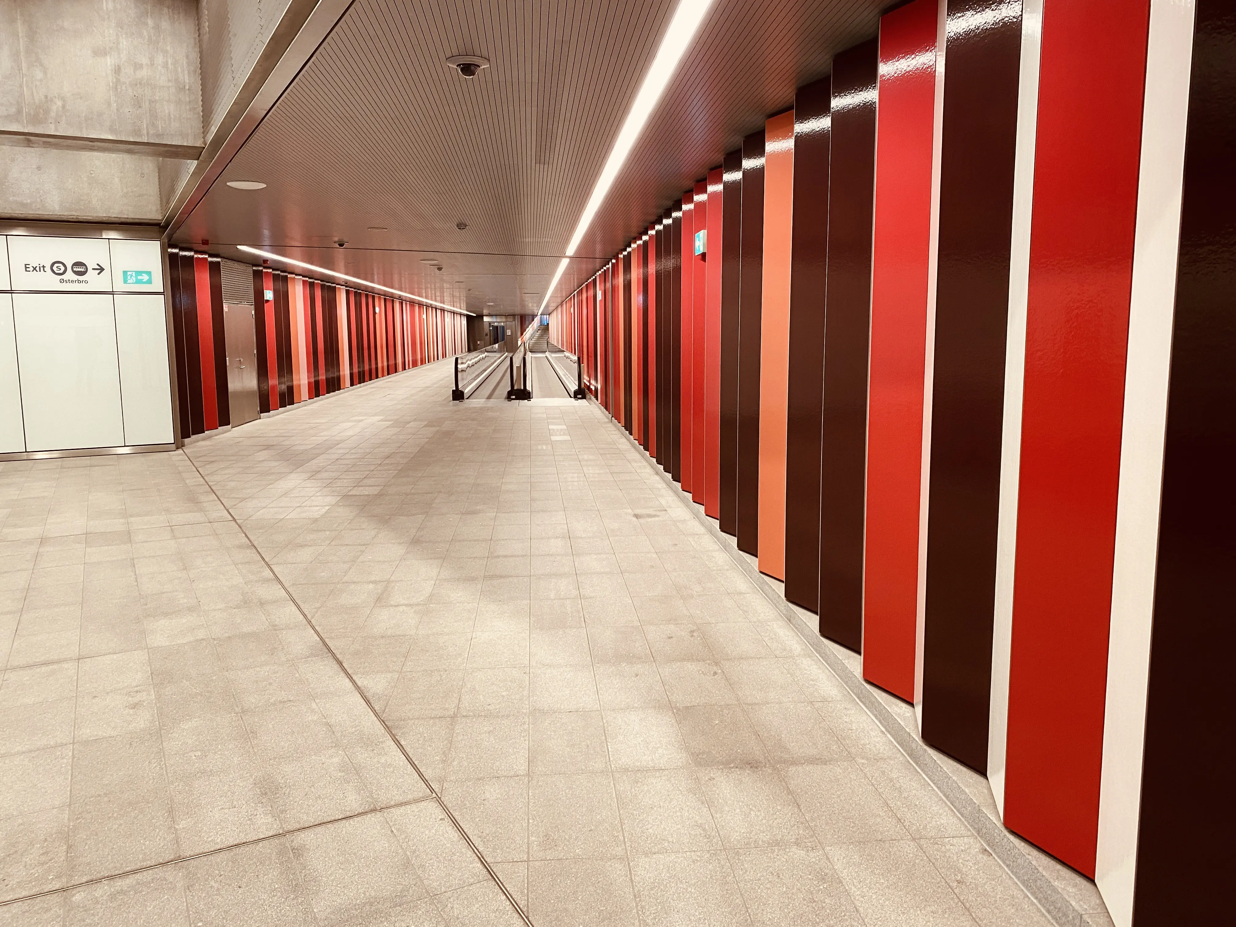 Nordhavn Metrostation har en varm og dyb rød farve, der signalerer trafik, transport og transit.