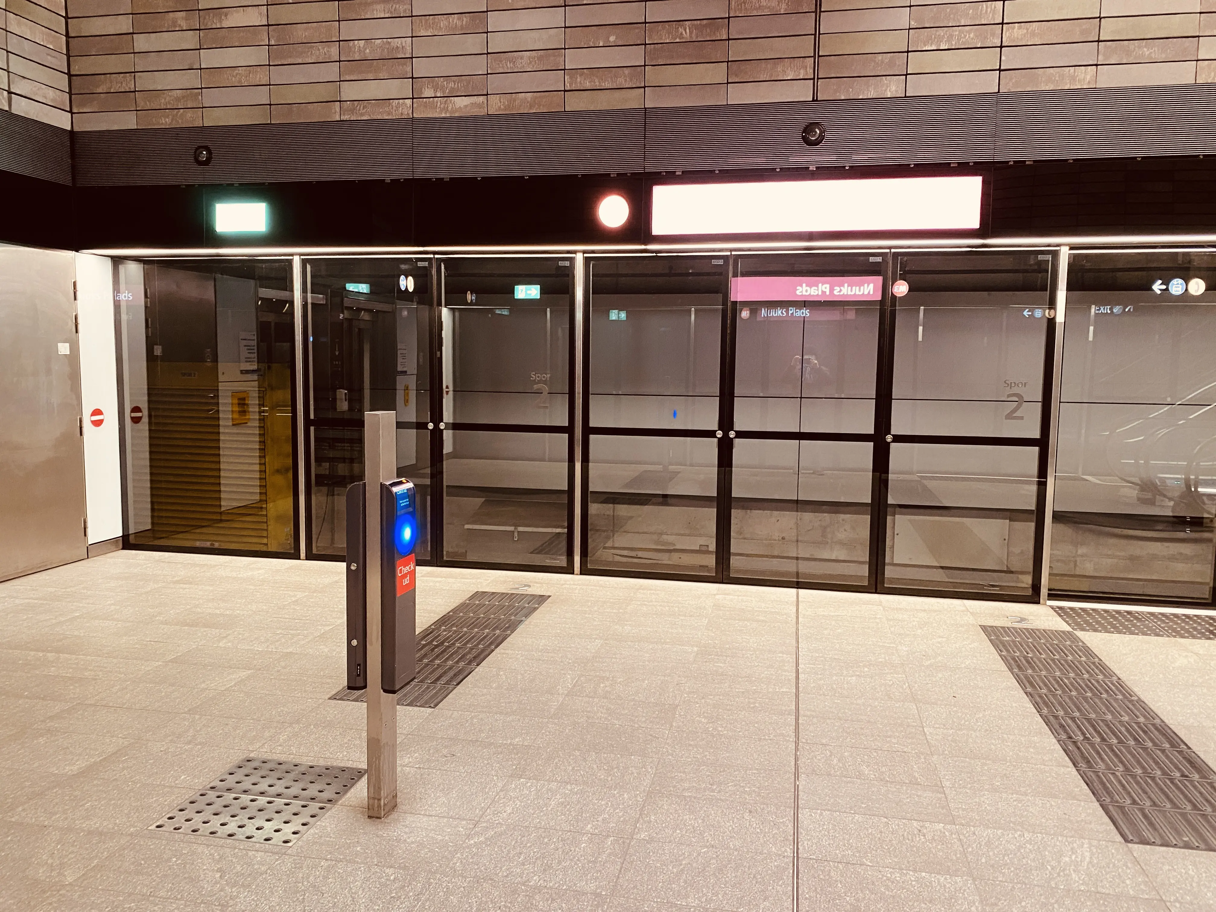 Billede af Nuuks Plads Metrostation.