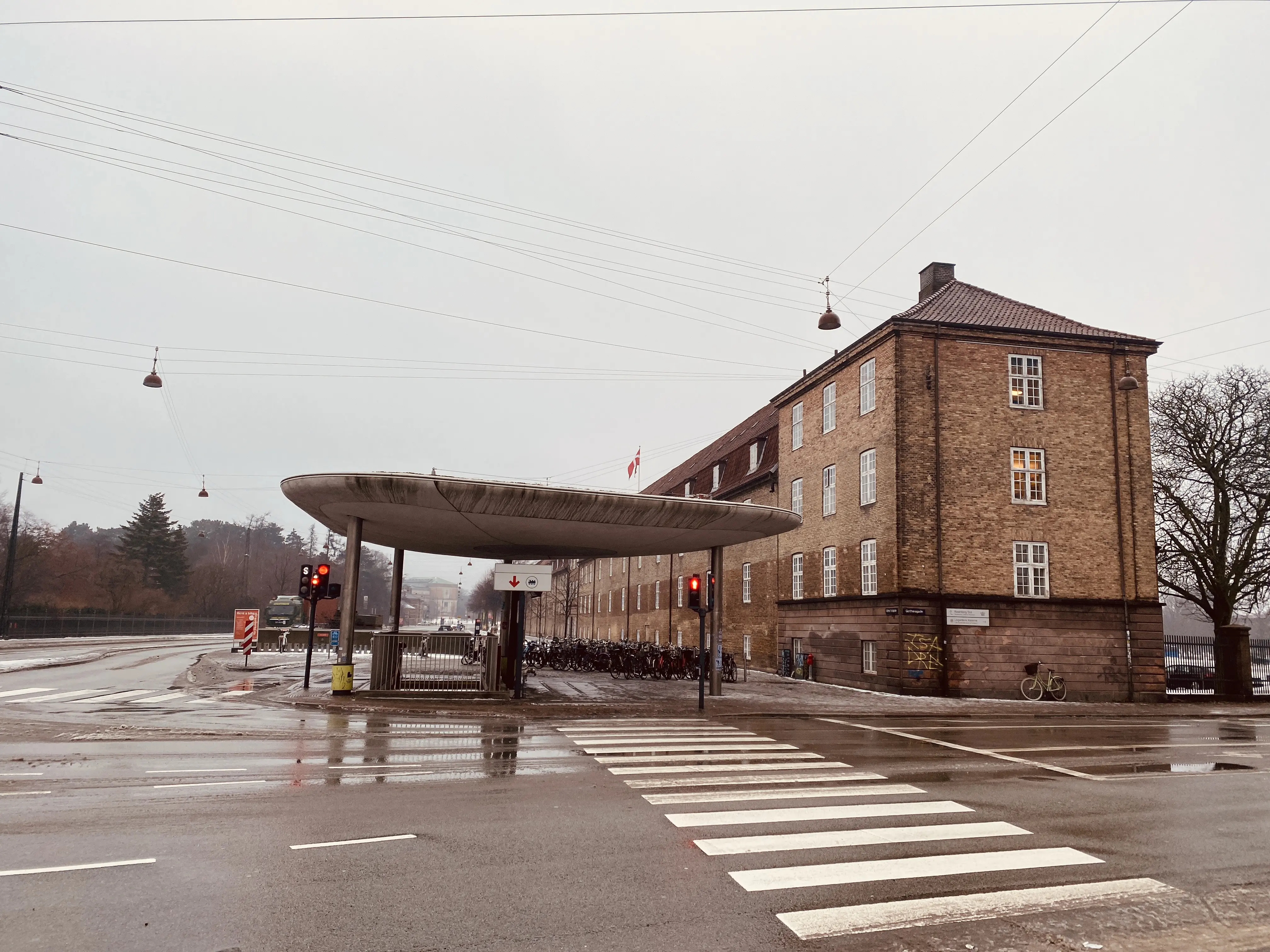Billede af Nørreport Station - her er nedgangen fra Øster Voldgade ved Livgardens Kaserne.