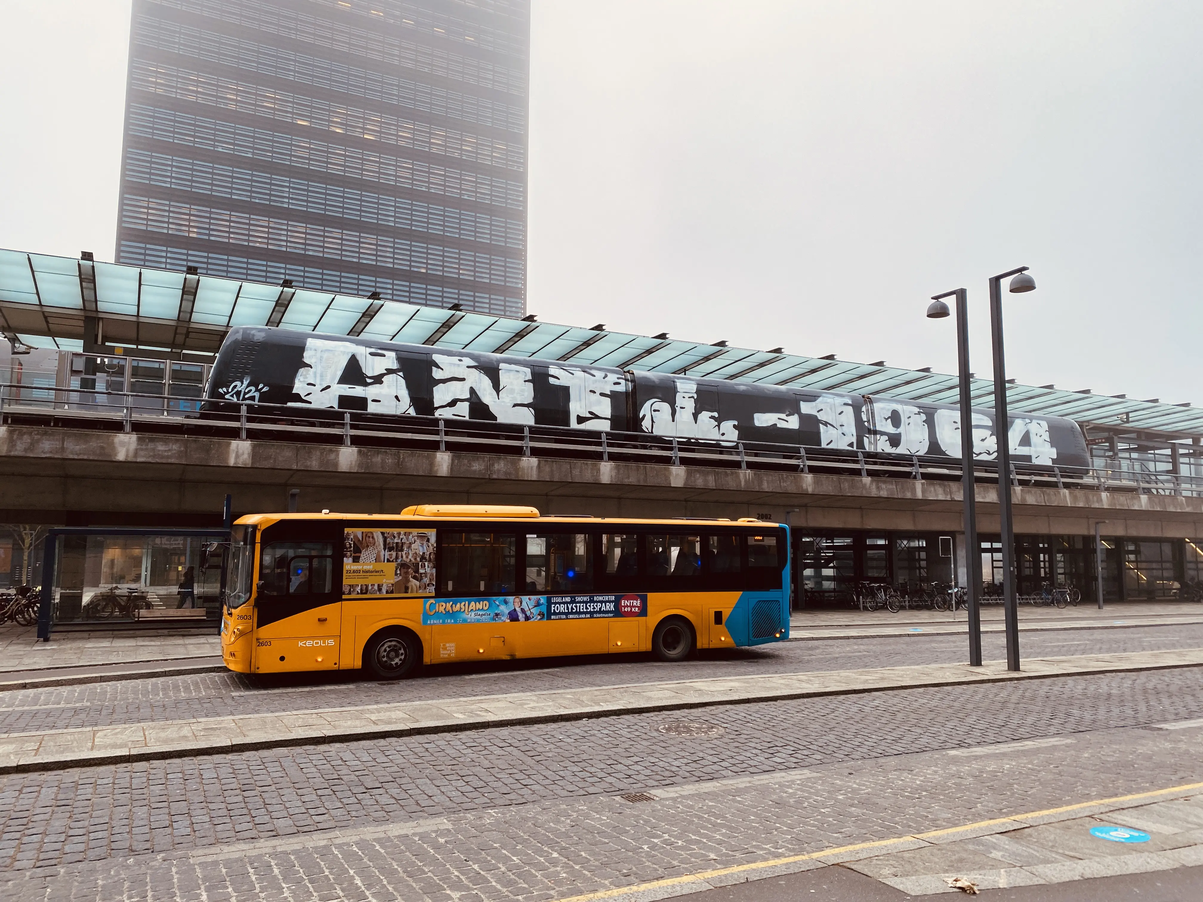 Billede af Ørestad Metrostation med "grafittig" metrotog på parron.