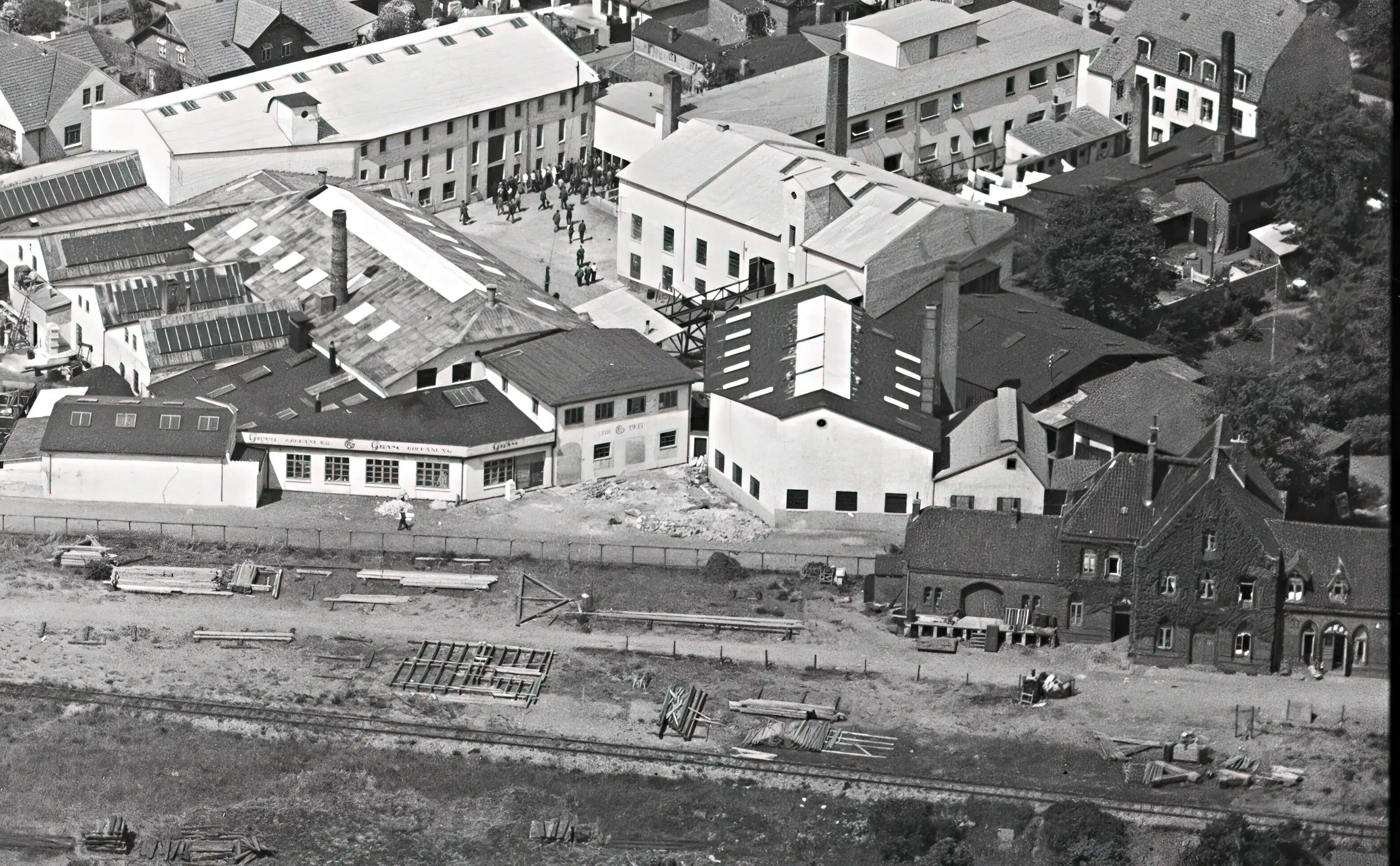 Billede af Vojens Amtsbanegård ligger længst til højre i billedet.