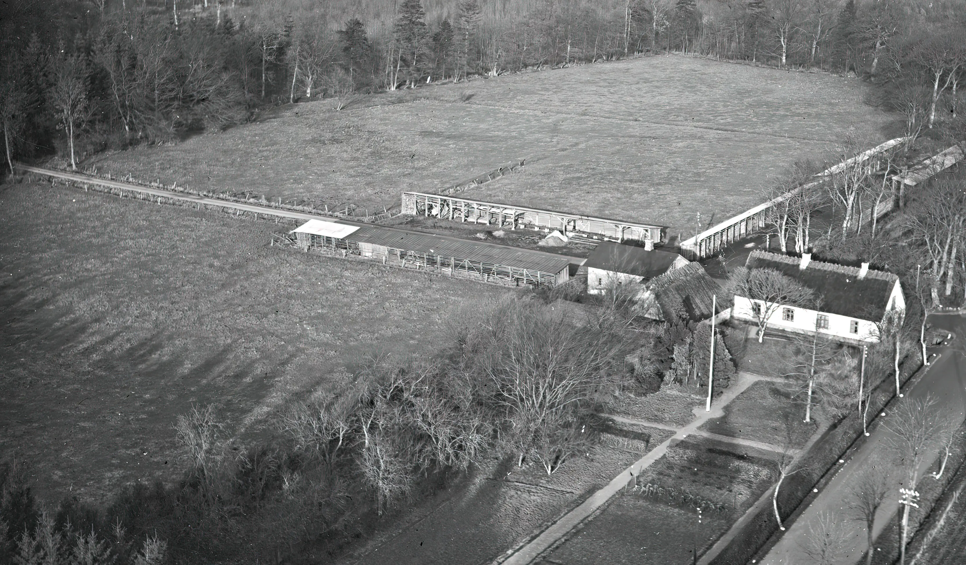 Billede af Låsled Trinbræt med Sidespor - Trinbrættet har ligget helt til venstre i billedet. Boligen til højre er skovløberhuset.
