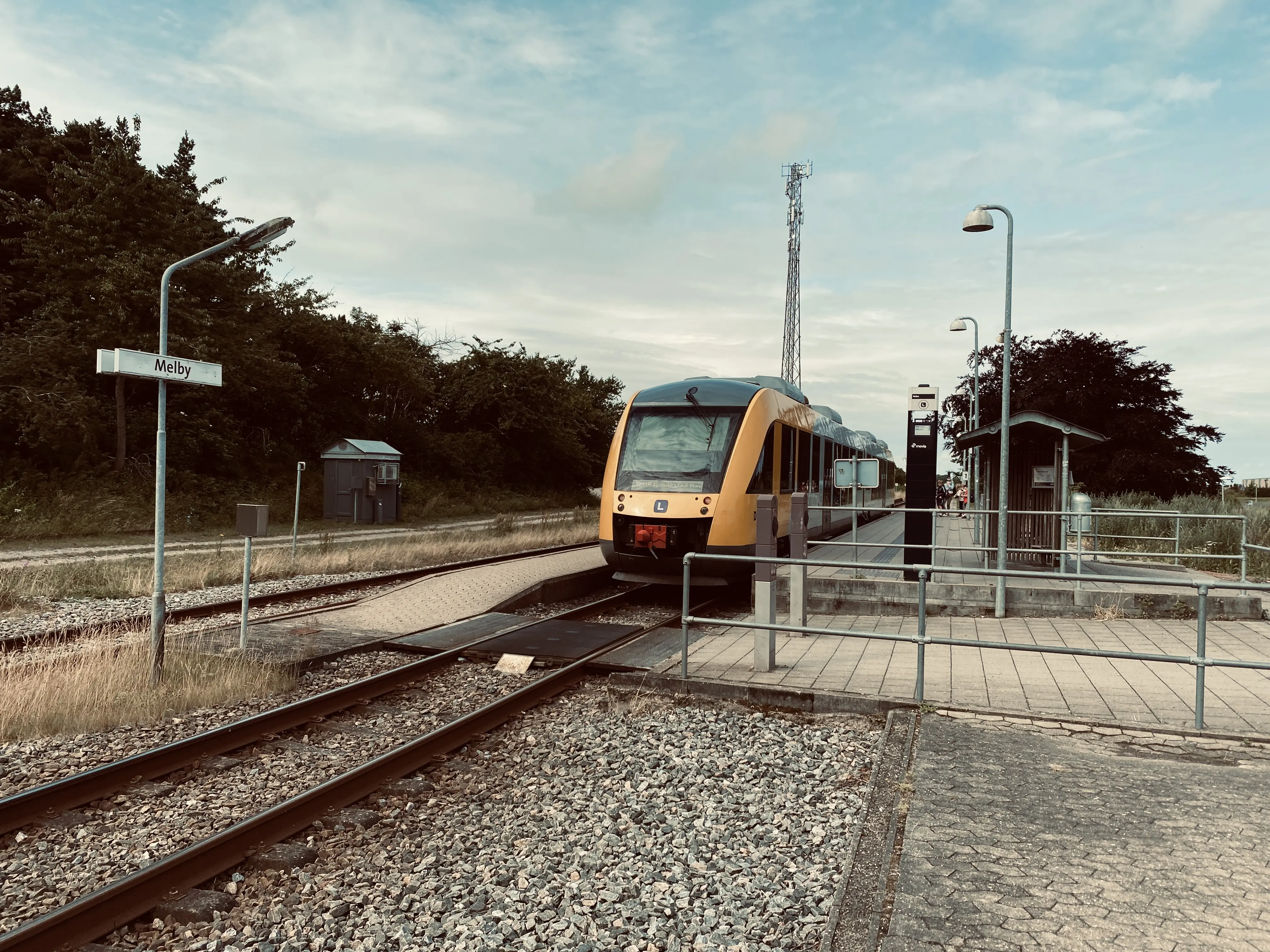 Billede af tog ud for Melby Station.