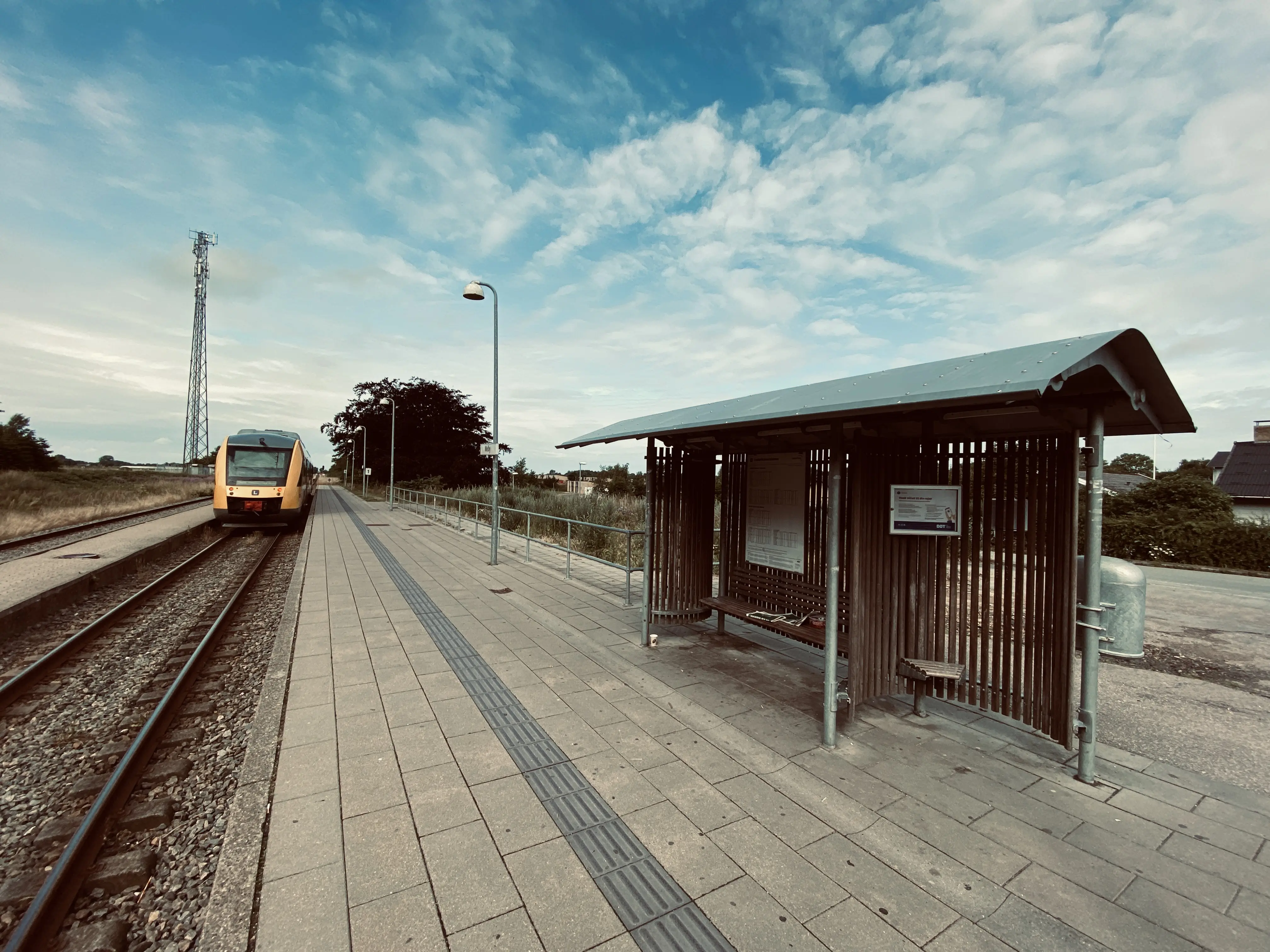 Billede af tog ud for Melby Trinbræt.