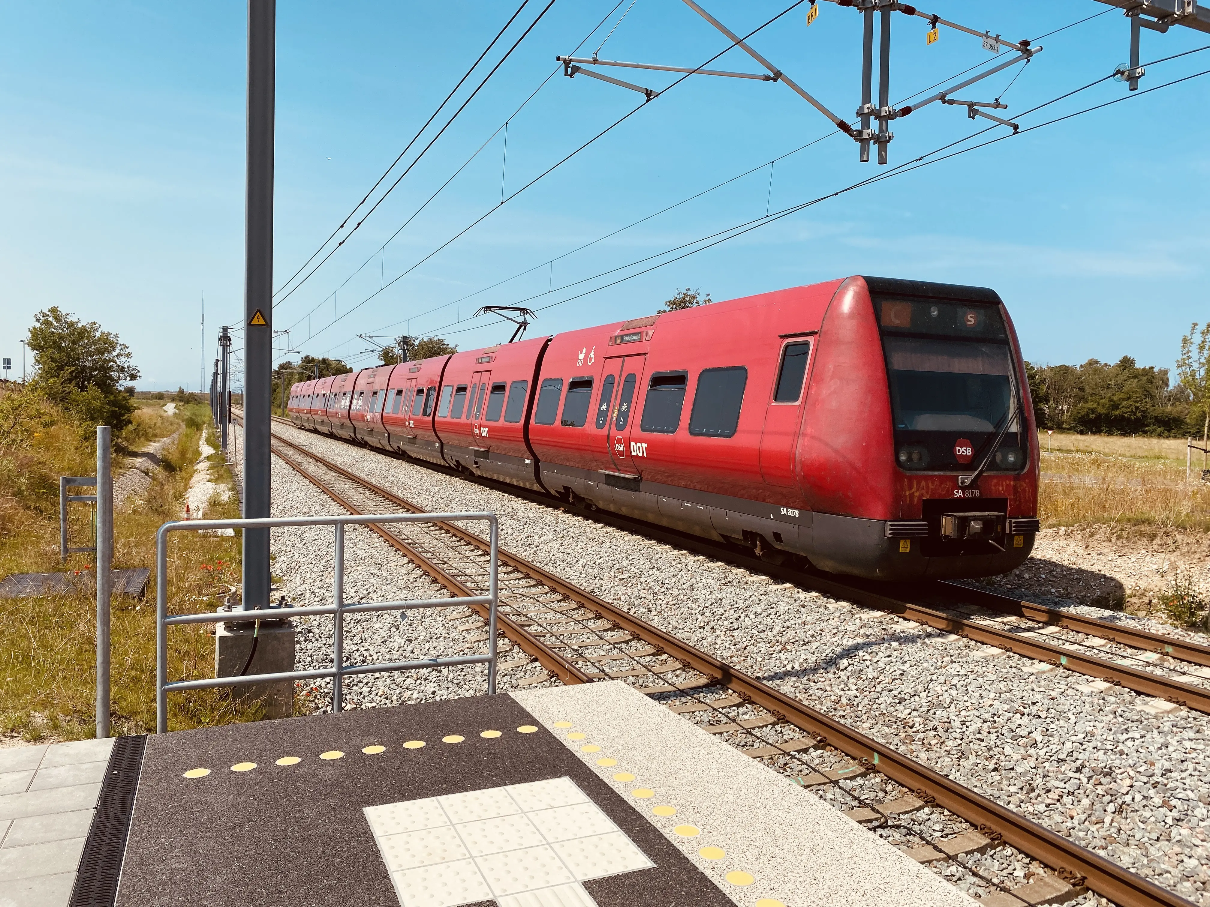 Billede af tog ud for Vinge S-togstrinbræt.