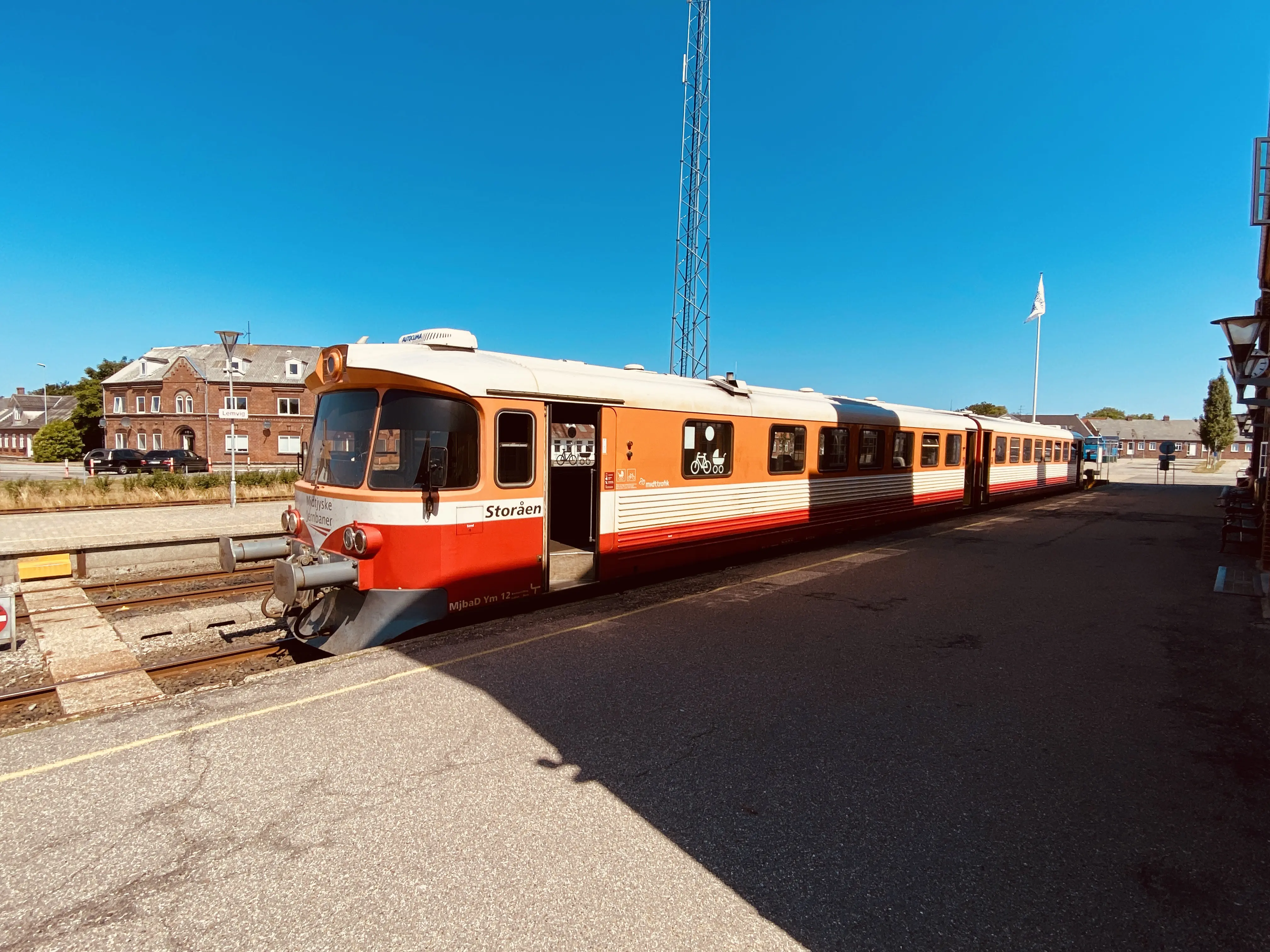 Billede af tog ud for Lemvig Station.