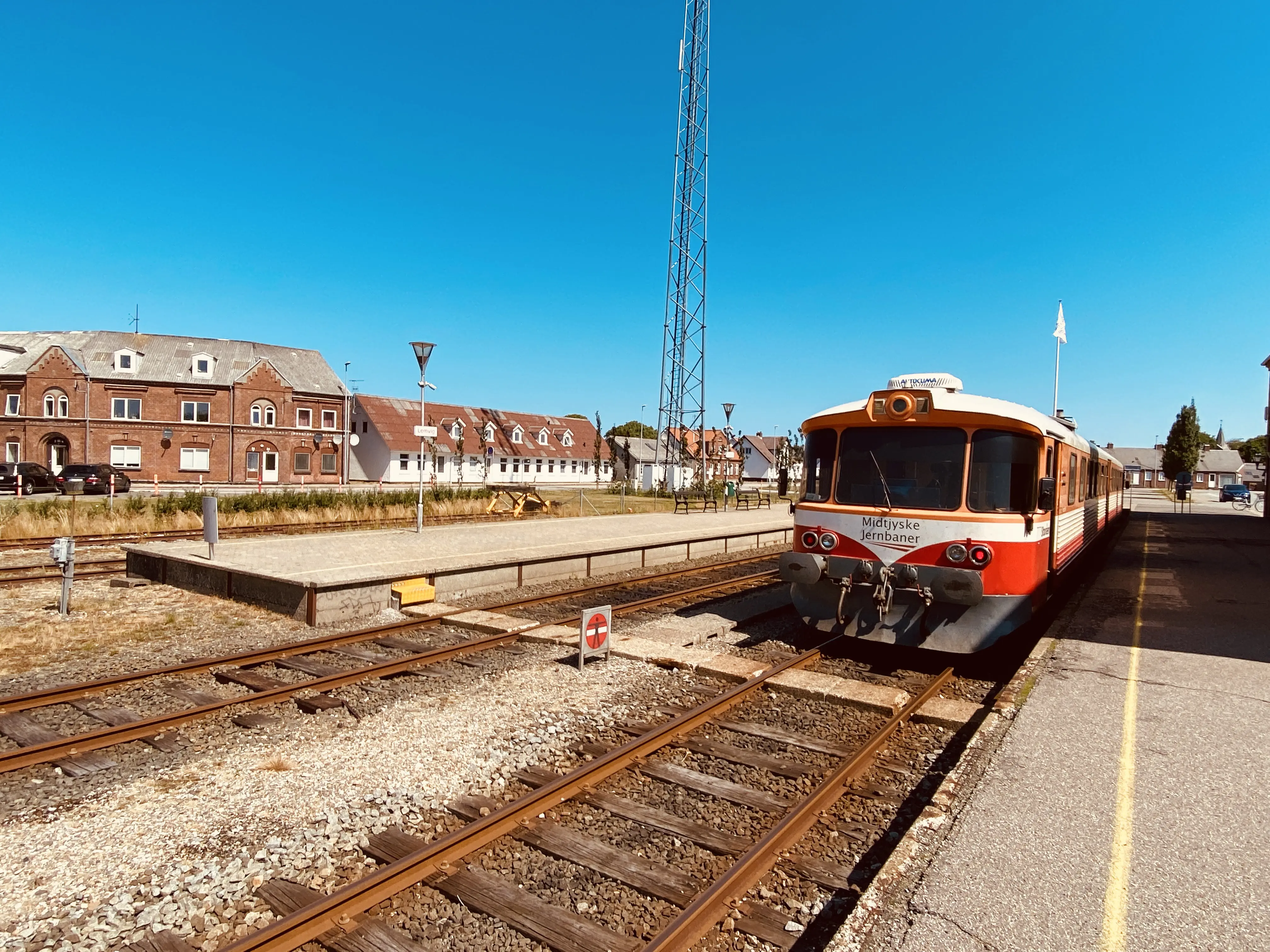 Billede af tog ud for Lemvig Station.