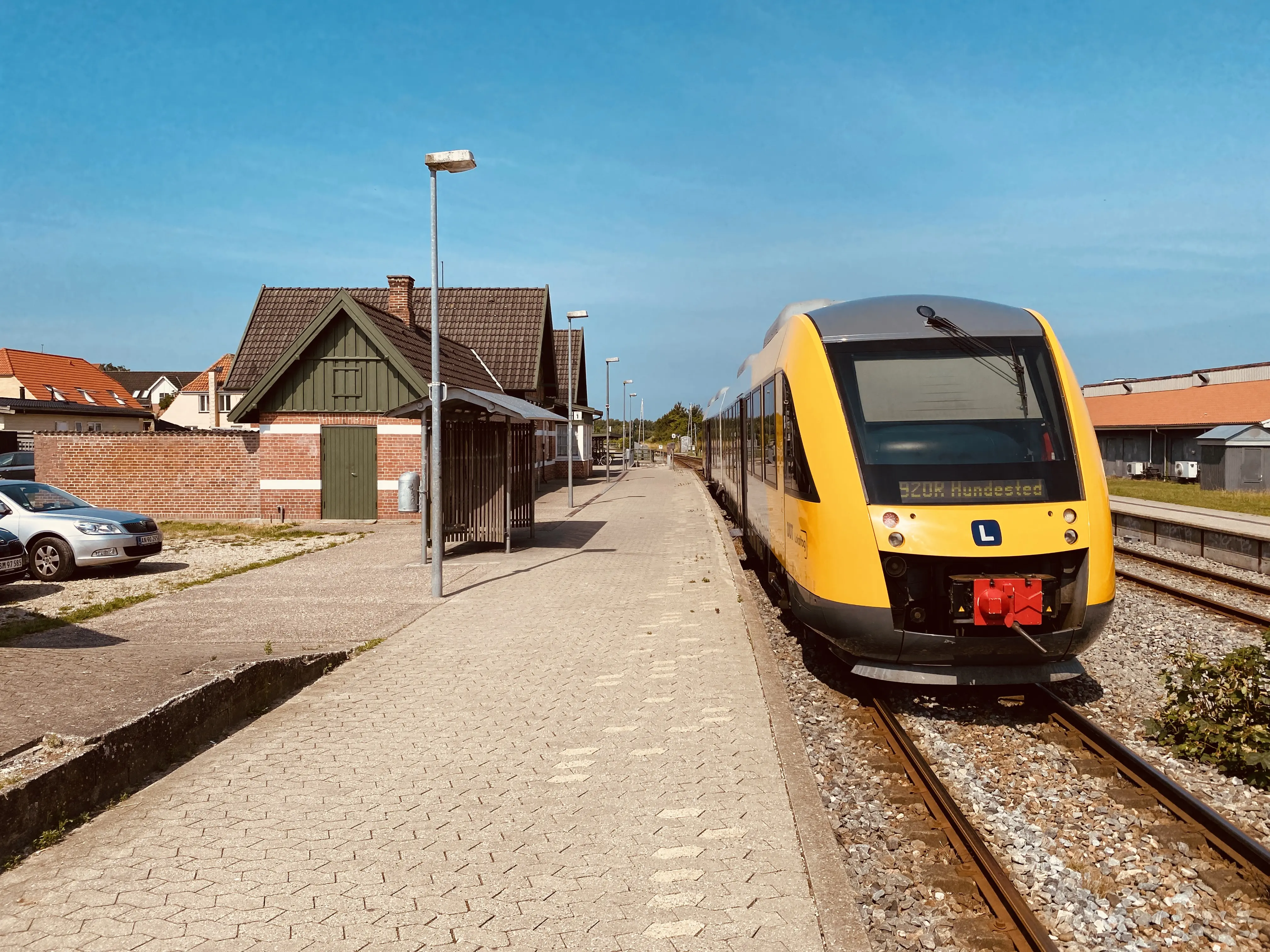 Billede af tog ud for Ølsted Station.