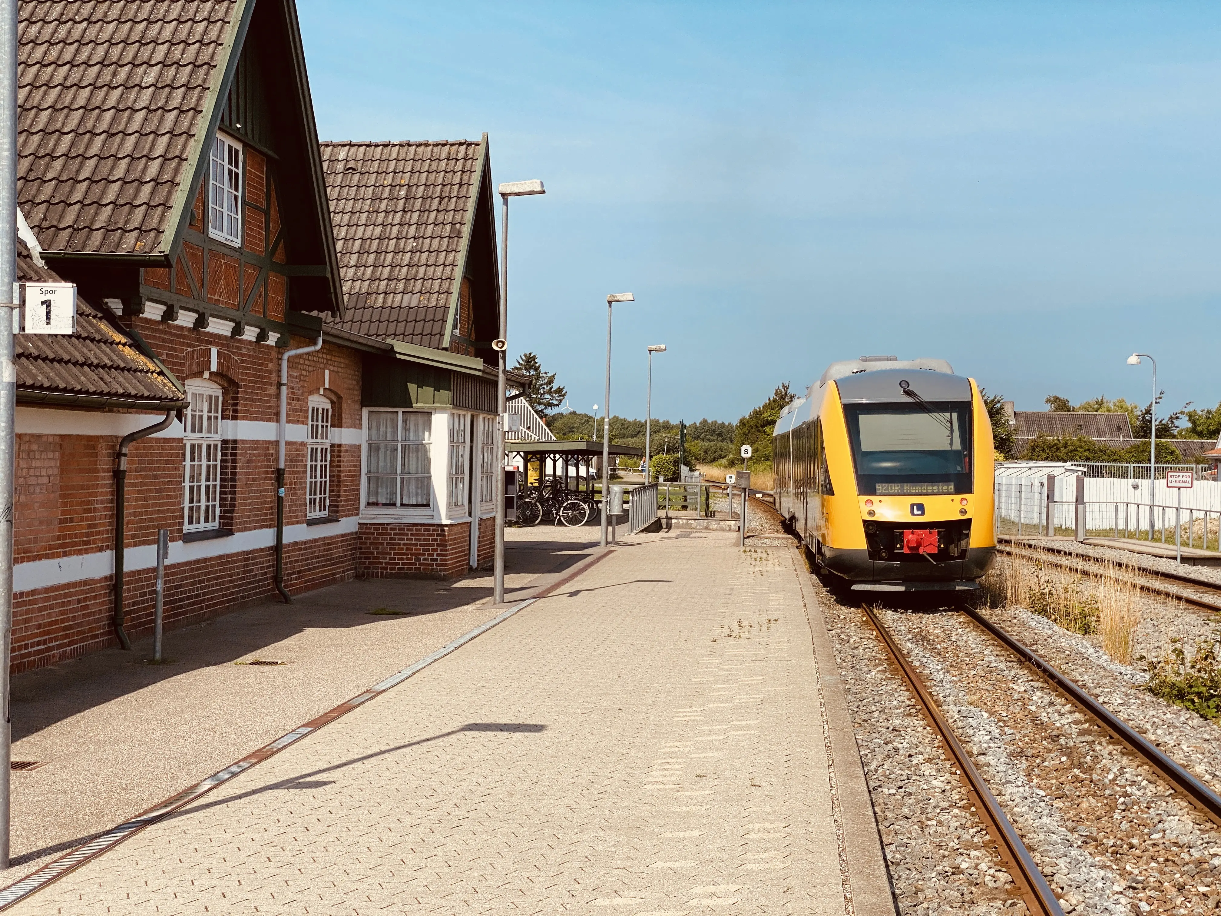 Billede af tog ud for Ølsted Station.